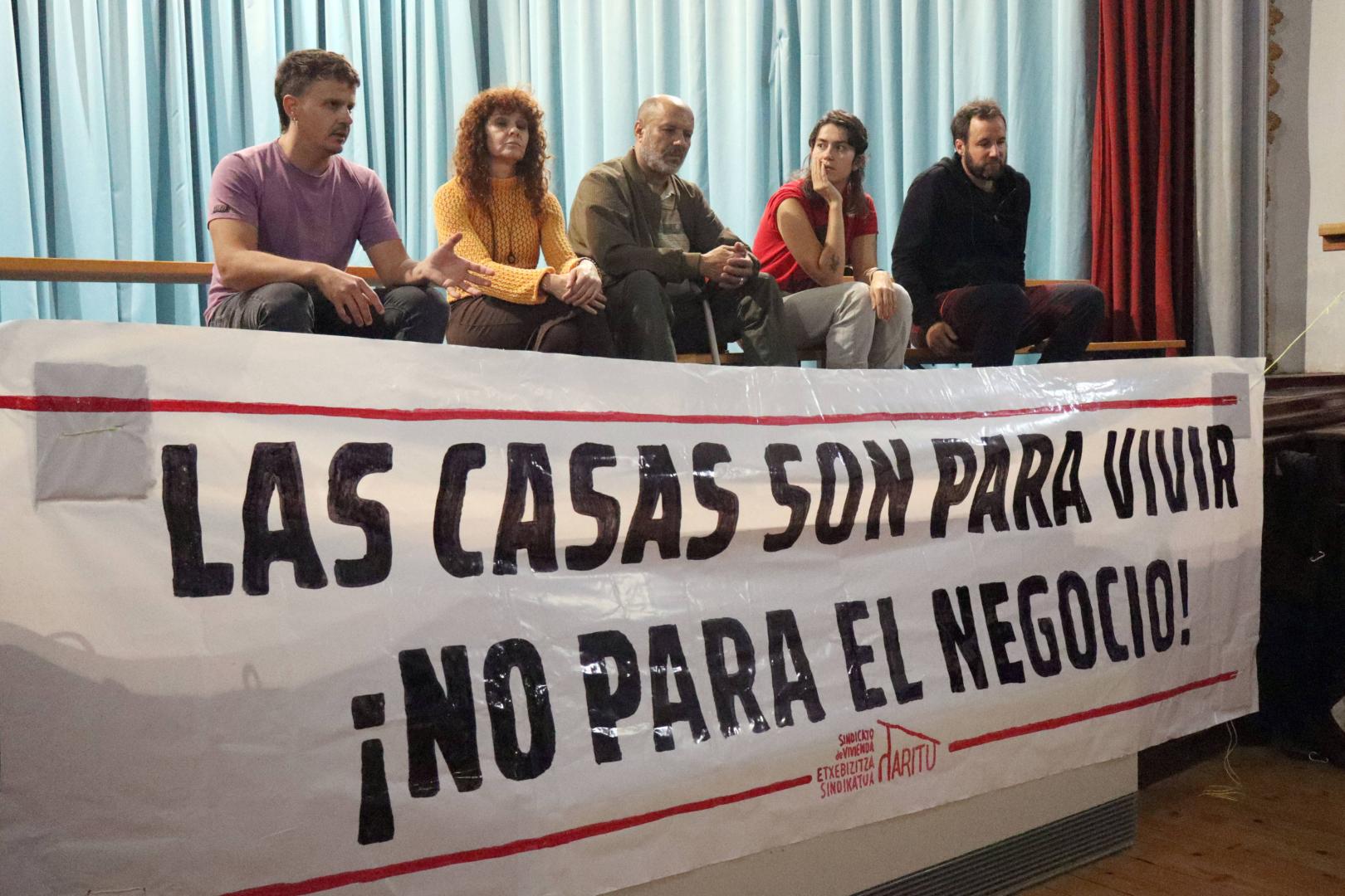 Desde la izquierda: Adrián Vicente y Patricia Alvero, junto a miembros del sindicato e inquilinos