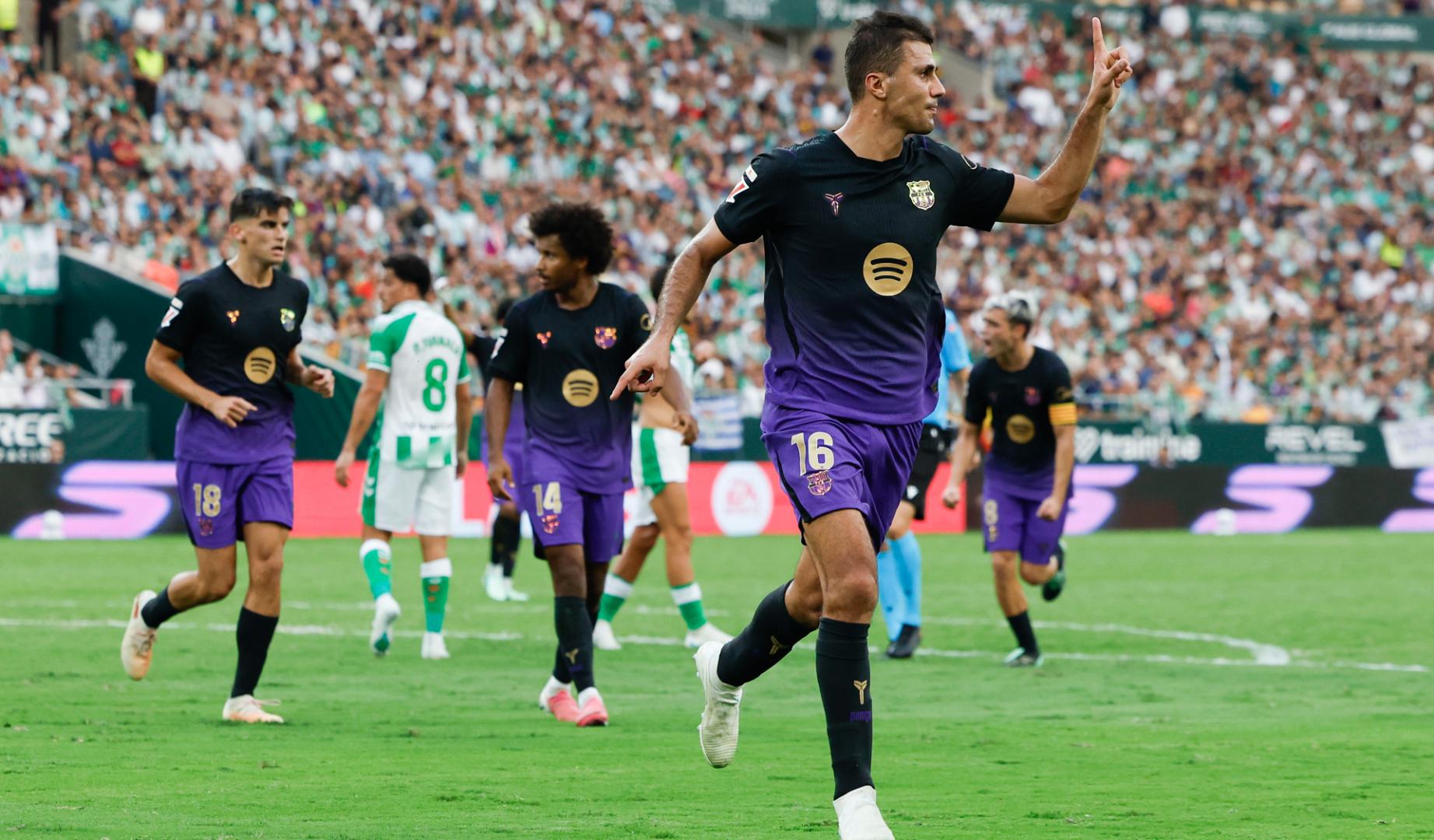 El centrocampista del Barcelona Rodri celebra su gol, segundo gol del equipo blaugrana, durante el partido de la jornada 9 de LaLiga entre Real Betis y FC Barcelona