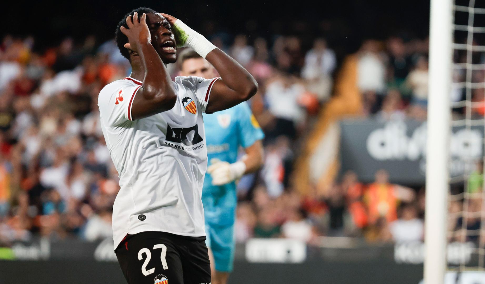 El centrocampista del VAlencia David Otorbi se lamenta de ocasión fallida