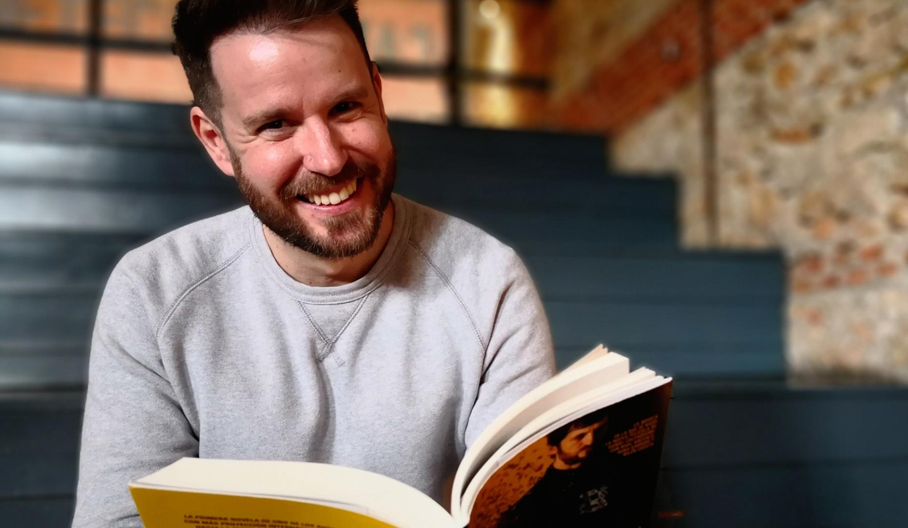 Paul Pen, con uno de sus libros anteriores