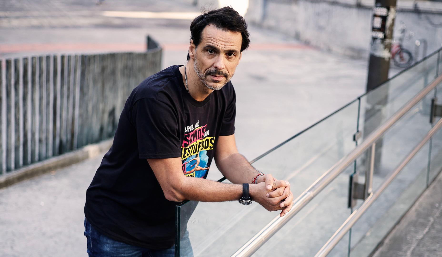 El bailarín Igor Yebra, a quien la esclerosis múltiple apartó de la danza hace nueve años, durante la entrevista con EFE