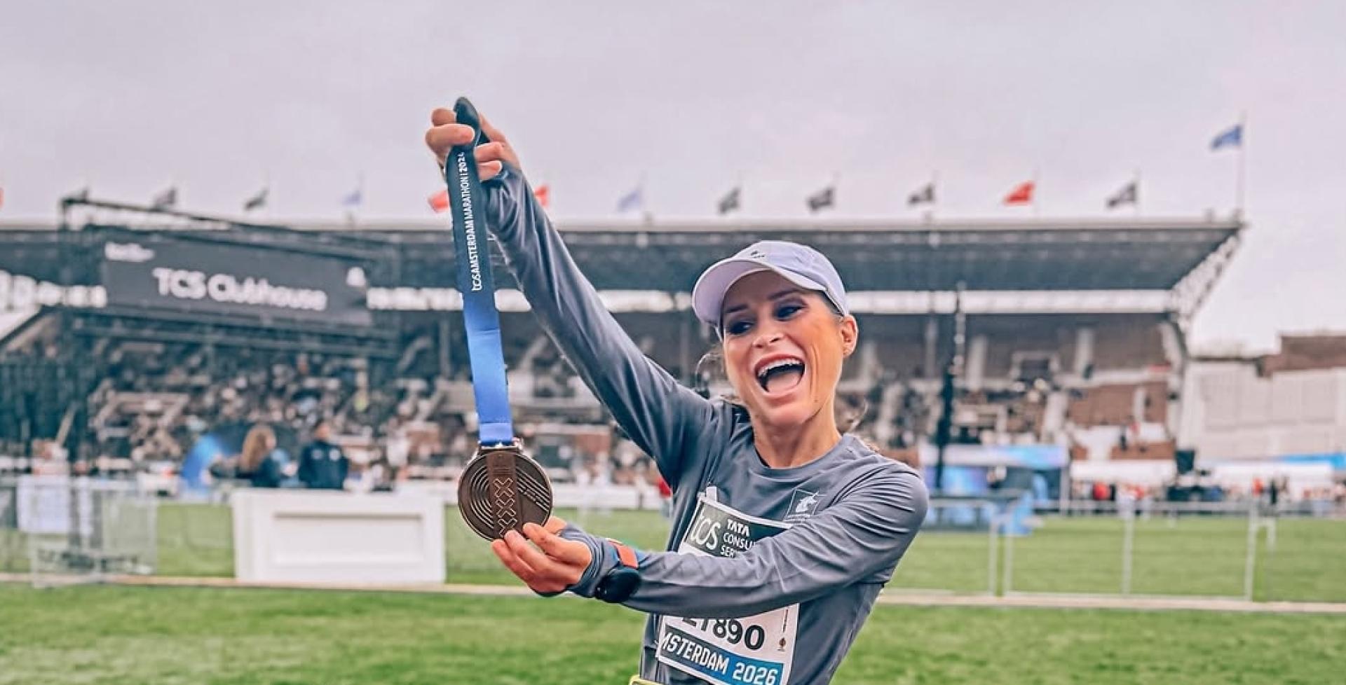 Estefanía Unzu Ripoll, conocida como Verdeliss, con su medalla en Amsterdam