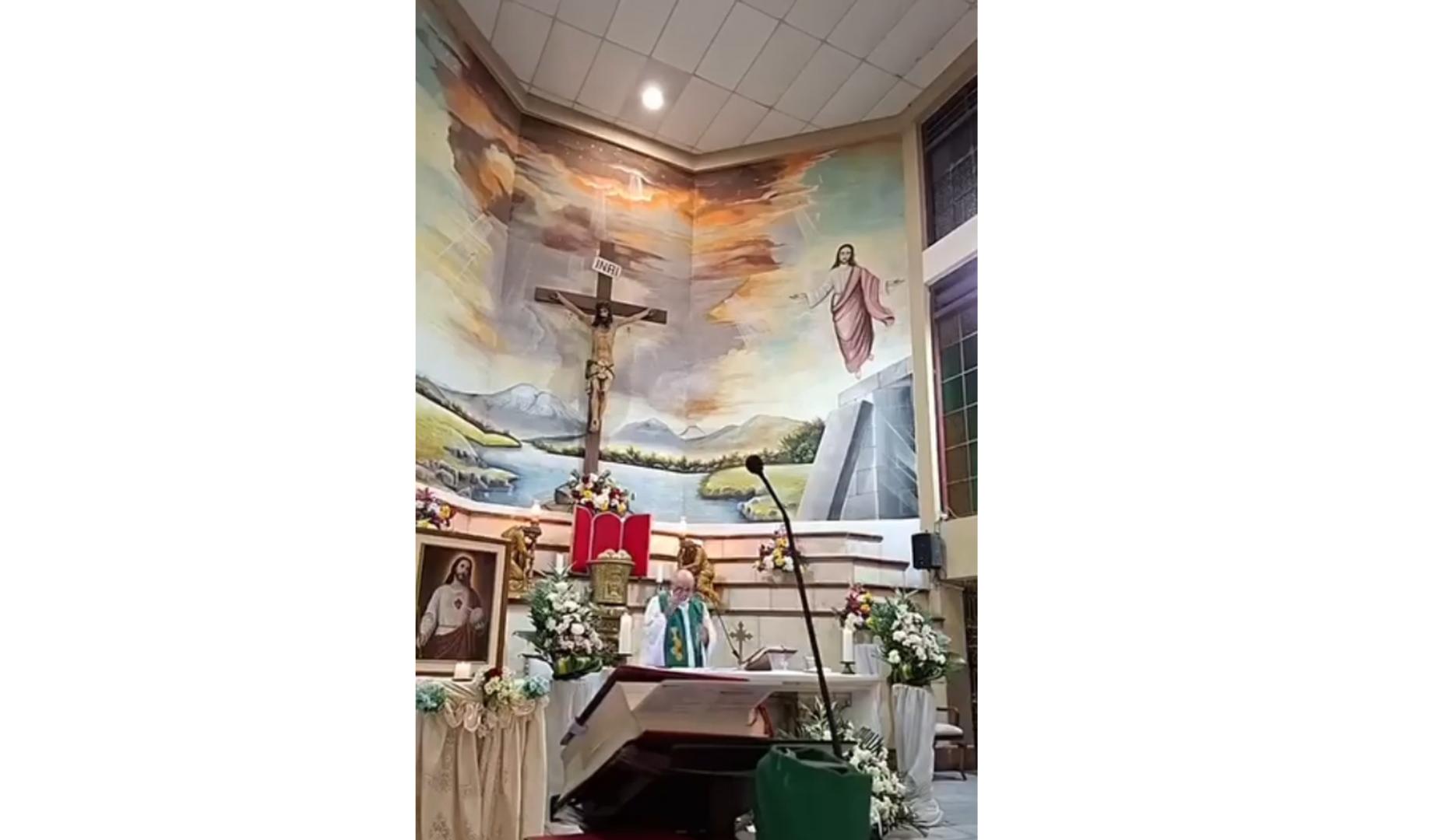 Un sacerdote muere en Ecuador tras caerle una cruz en una misa transmitida en directo