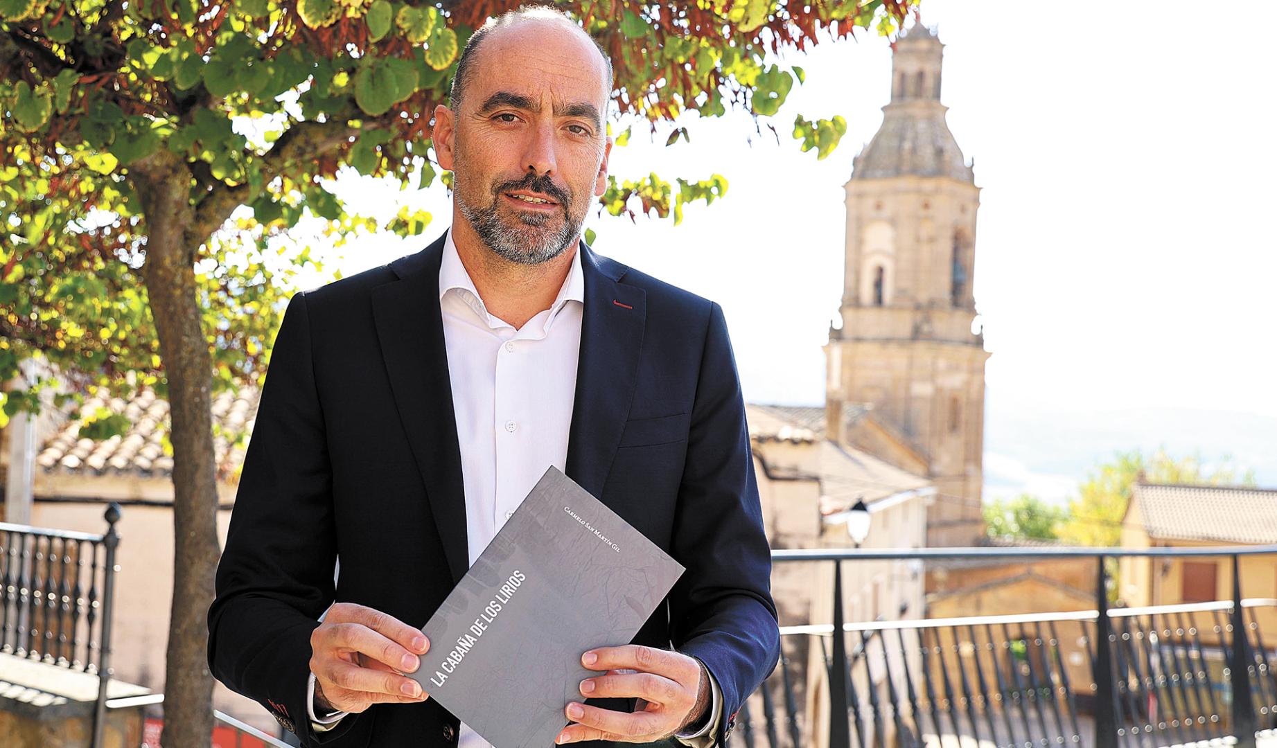 Carmelo San Martín en la plaza de Villamayor de Monjardín, donde sucedió la desaparición.