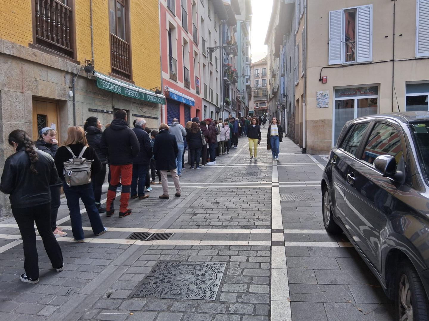 Cola para comprar churros, este 18 de octubre en la calle Mañueta de Pamplona.