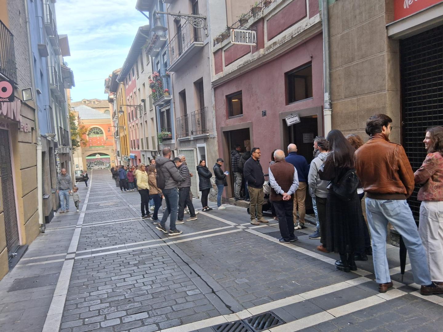 Cientos de personas acuden cada domingo de octubre a la churrería.
