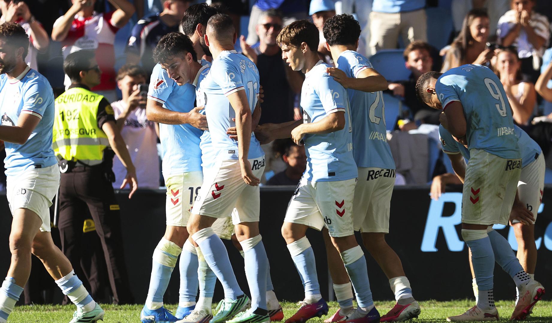 Los jugadores del Celta de Vigo celebran el segundo gol del equipo ante el Alavés durante el partido de la jornada 9 de LaLiga.
