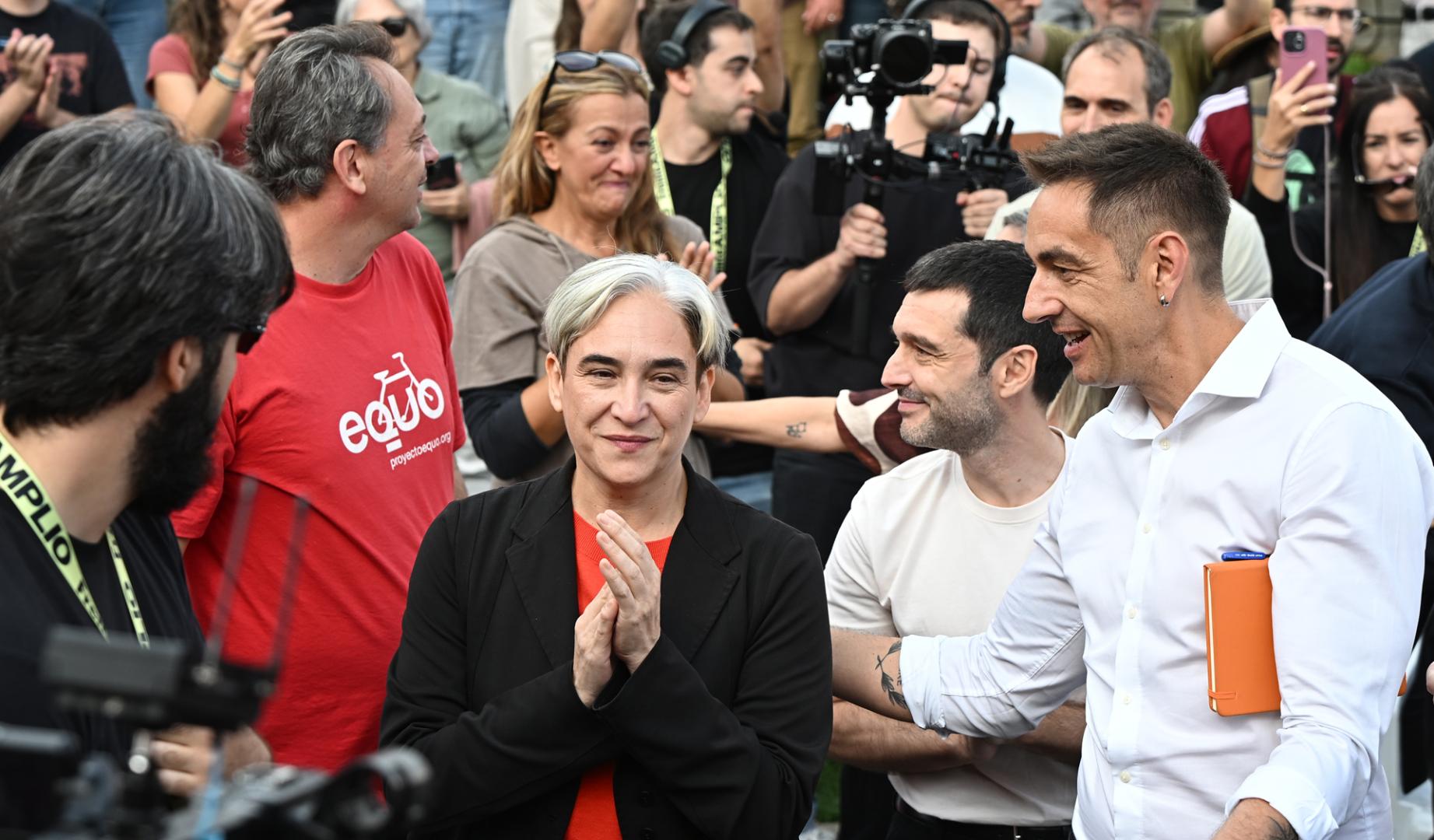 Ada Colau (c), candidata de Frente Amplio a las elecciones generales, y Emilio Delgado (d), candidato por Madrid, asisten a la presentación oficial de la candidatura de la nueva coalición Frente Amplio este sábado en Madrid.