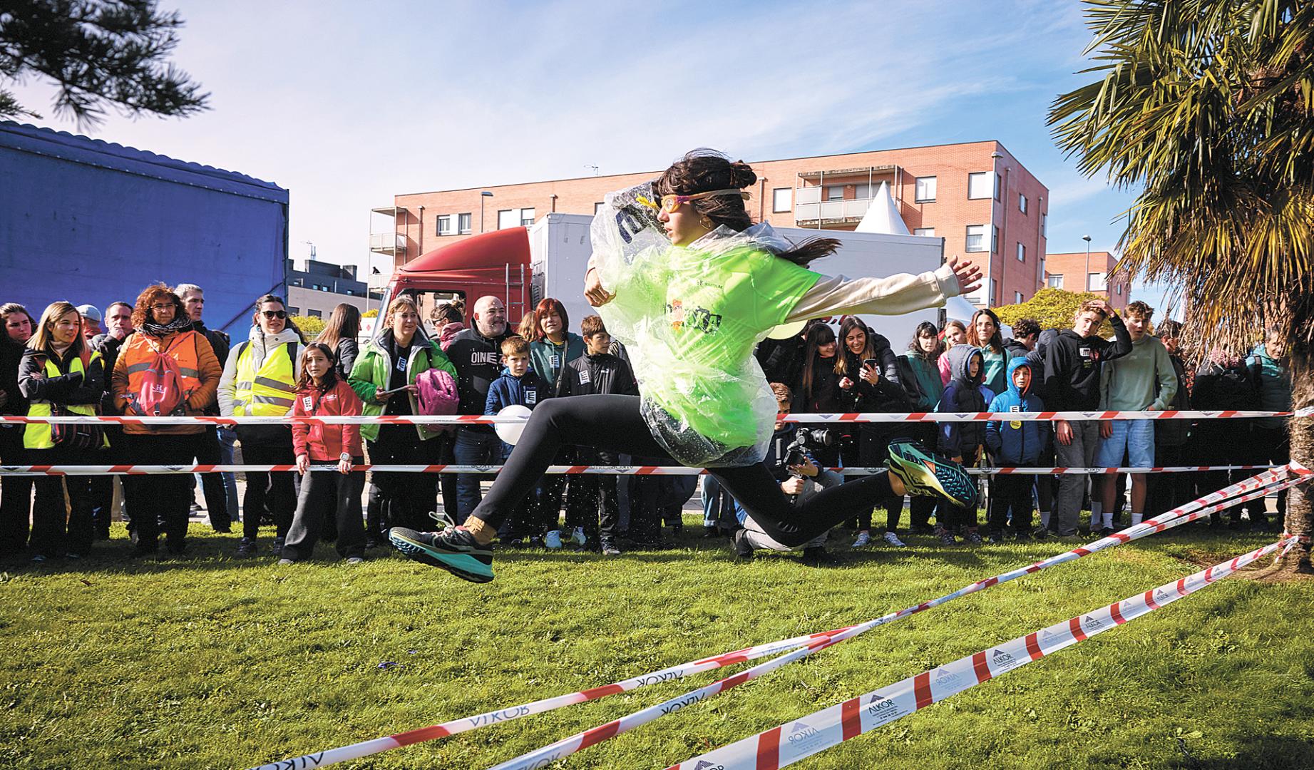 Alumnos de distintas ikastolas midieron su destreza en juegos y pruebas deportivas.