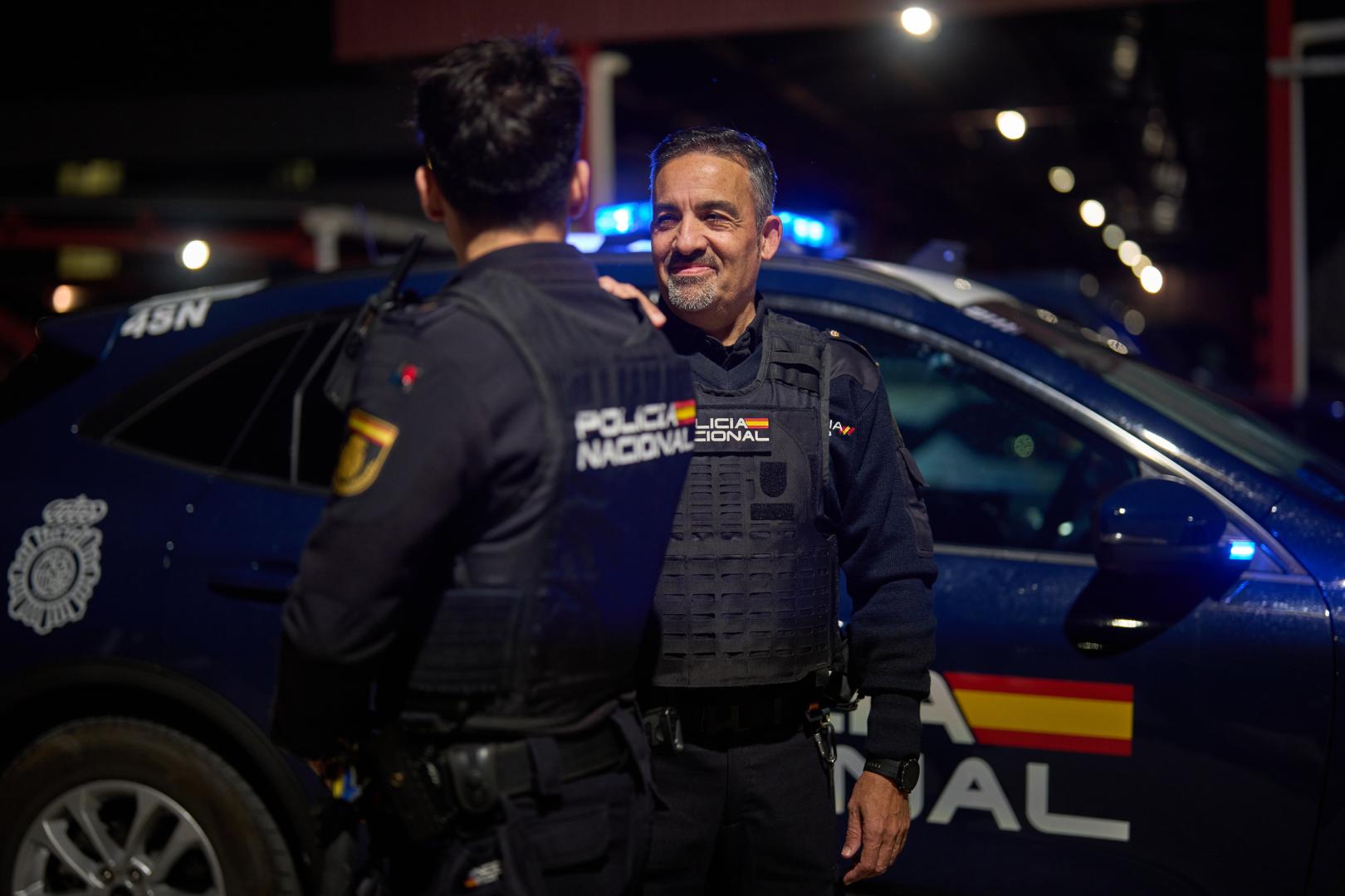 José Luis Jiménez Guinaldo, policía nacional desde hace más de 20 años, junto a su hijo, antes de patrullar juntos este sábado por primera vez por las calles de Pamplona