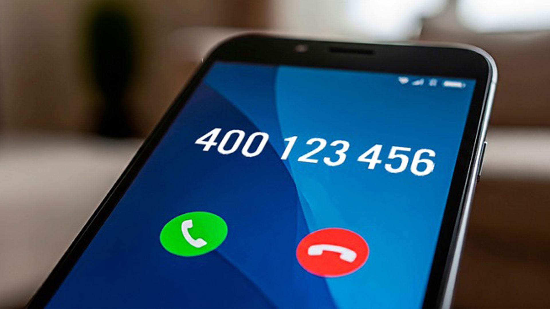 Un teléfono recibe una llamada con el prefijo 400