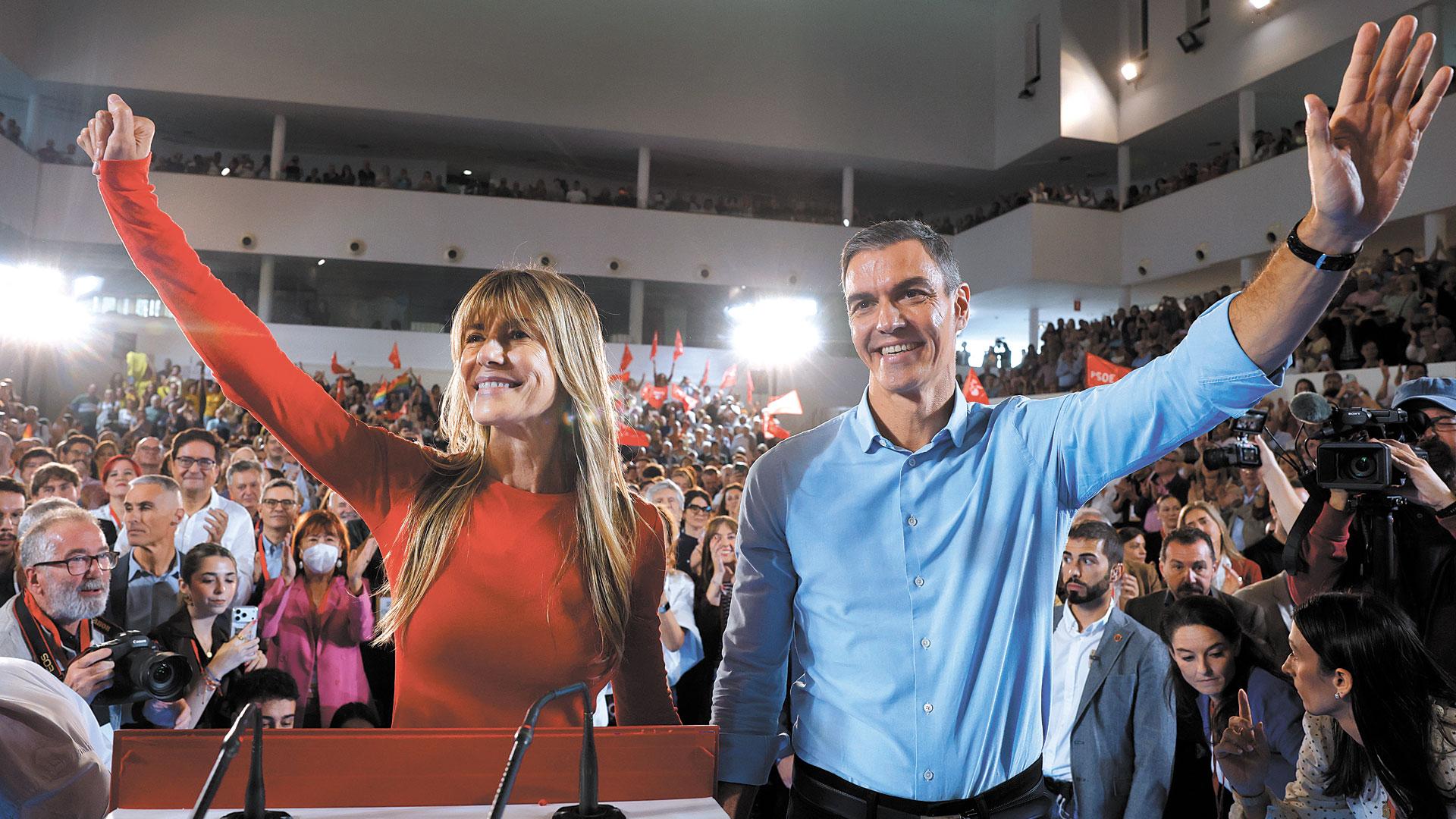 Pedro Sánchez y Begoña Gómez, durante el mitin celebrado el pasado sábado en la localidad madrileña de Fuenlabrada