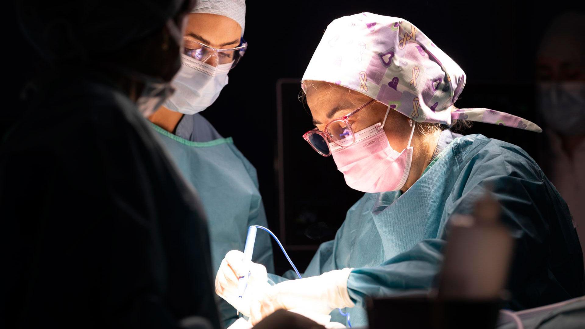 La Dra. Isabel Rubio, coordinadora del Área de Cáncer de Mama del CCUN, durante una cirugía conservadora de extirpación del tumor