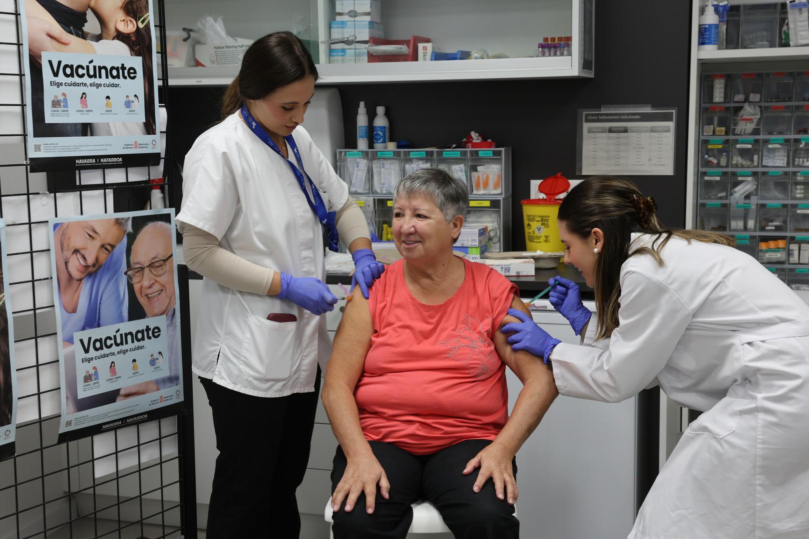 Beatriz Cejudo Alonso, de 73 años, recibe las vacunas de la gripe y la covid esta mañana, en el centro de salud de Lezkairu