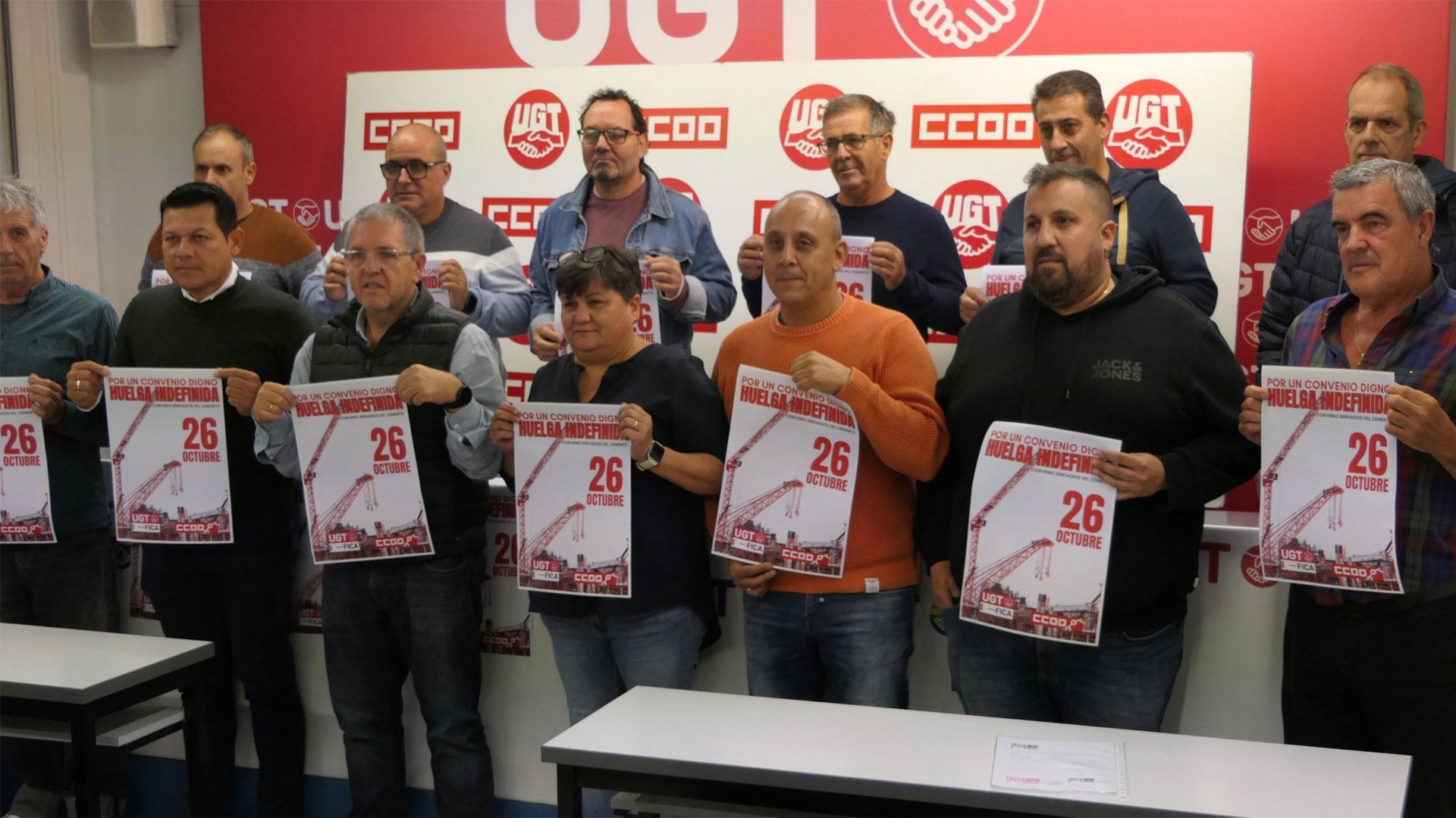 Representantes de UGT-FICA y CCOO en la rueda de prensa en la que han anunciado la huelga indefinida en el sector de derivados del cemento