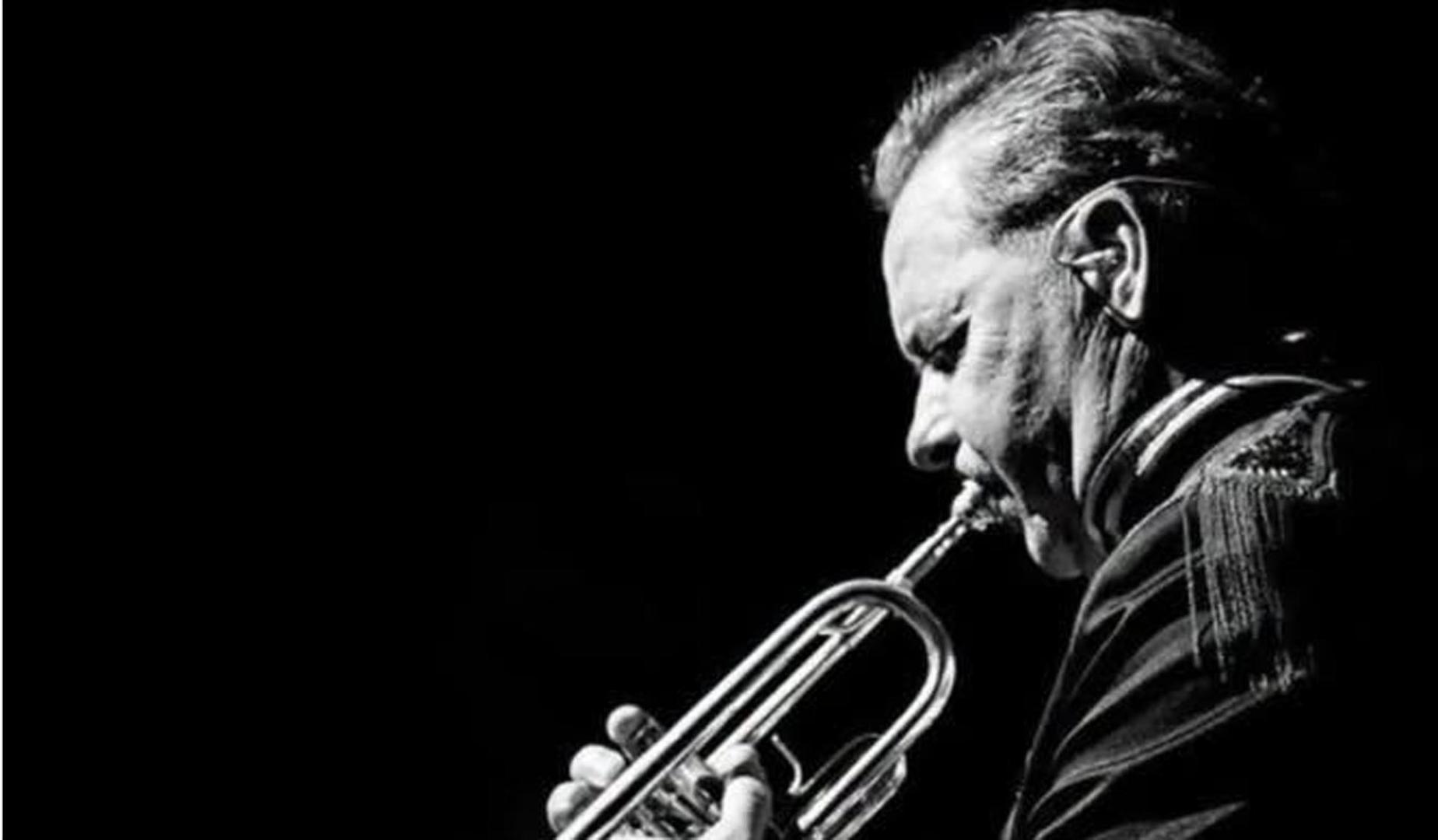 El músico tudelano Javier Íñigo, trompetista de El huracán ambulante de Bunbury