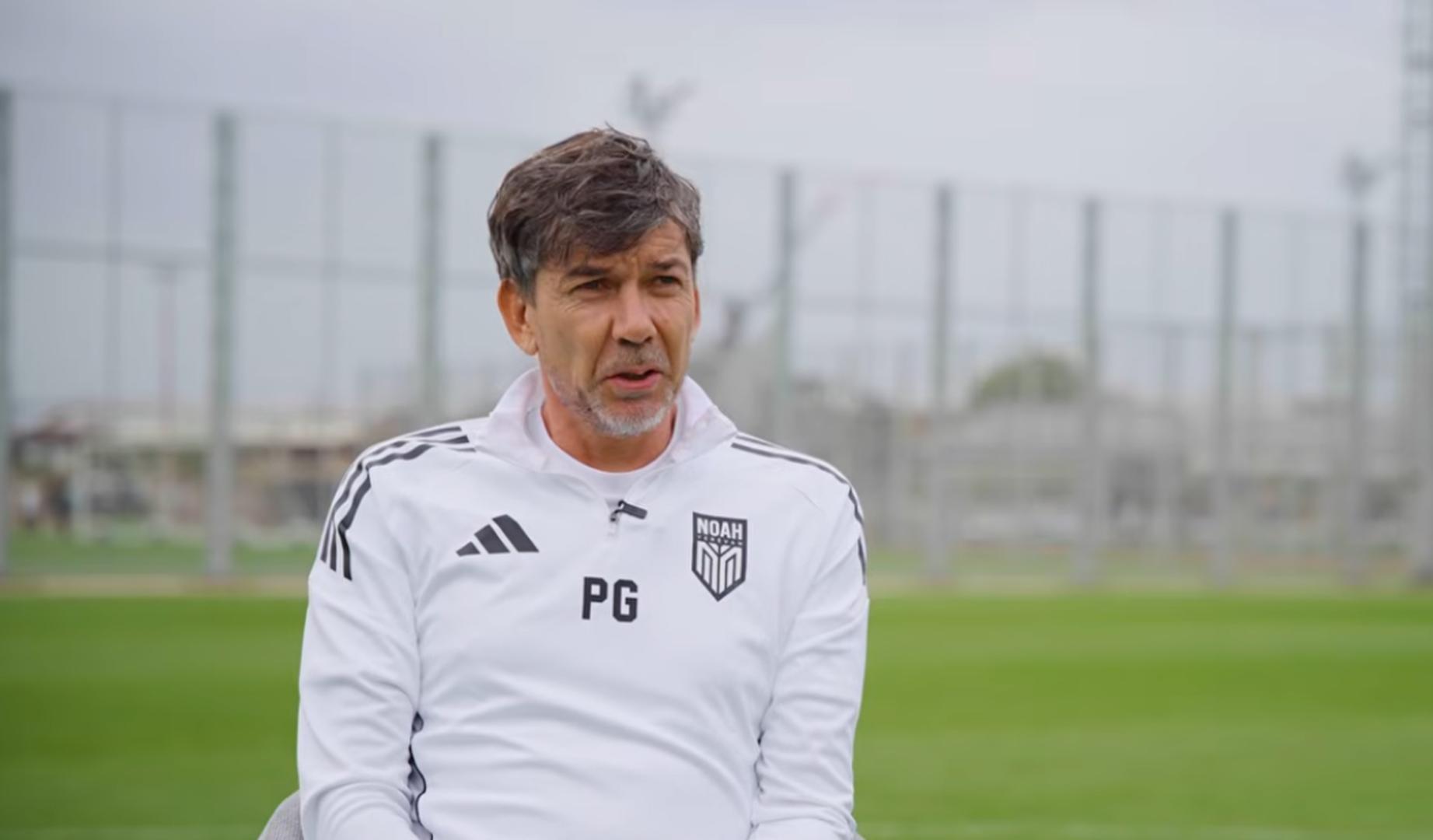 Pablo García durante una entrevista con el FC Noah