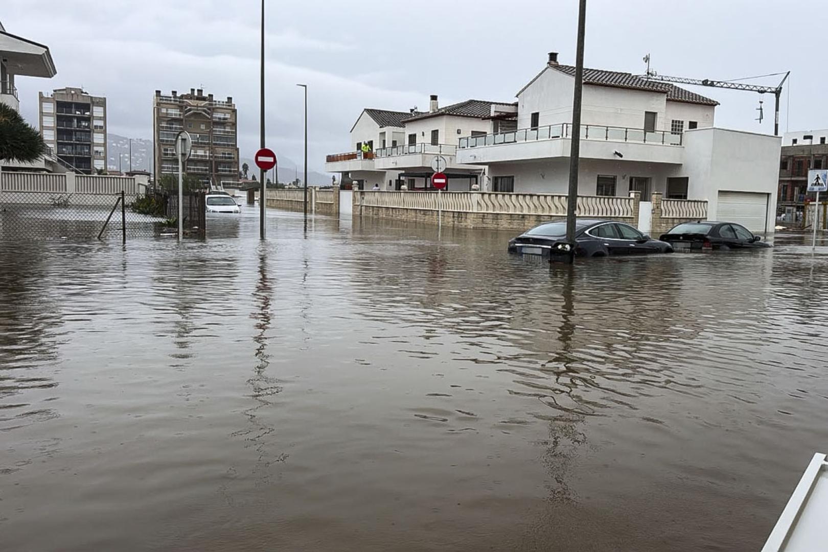 Inundaciones en la zona de la playa de Terranova en la localidad de Oliva (Valencia) este lunes 19 de octubre