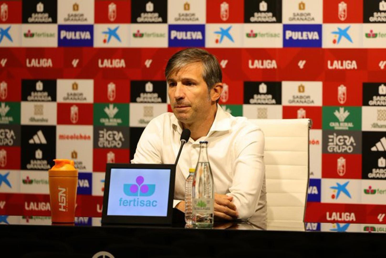 Albert Celades, en una rueda de prensa como técnico del Cádiz