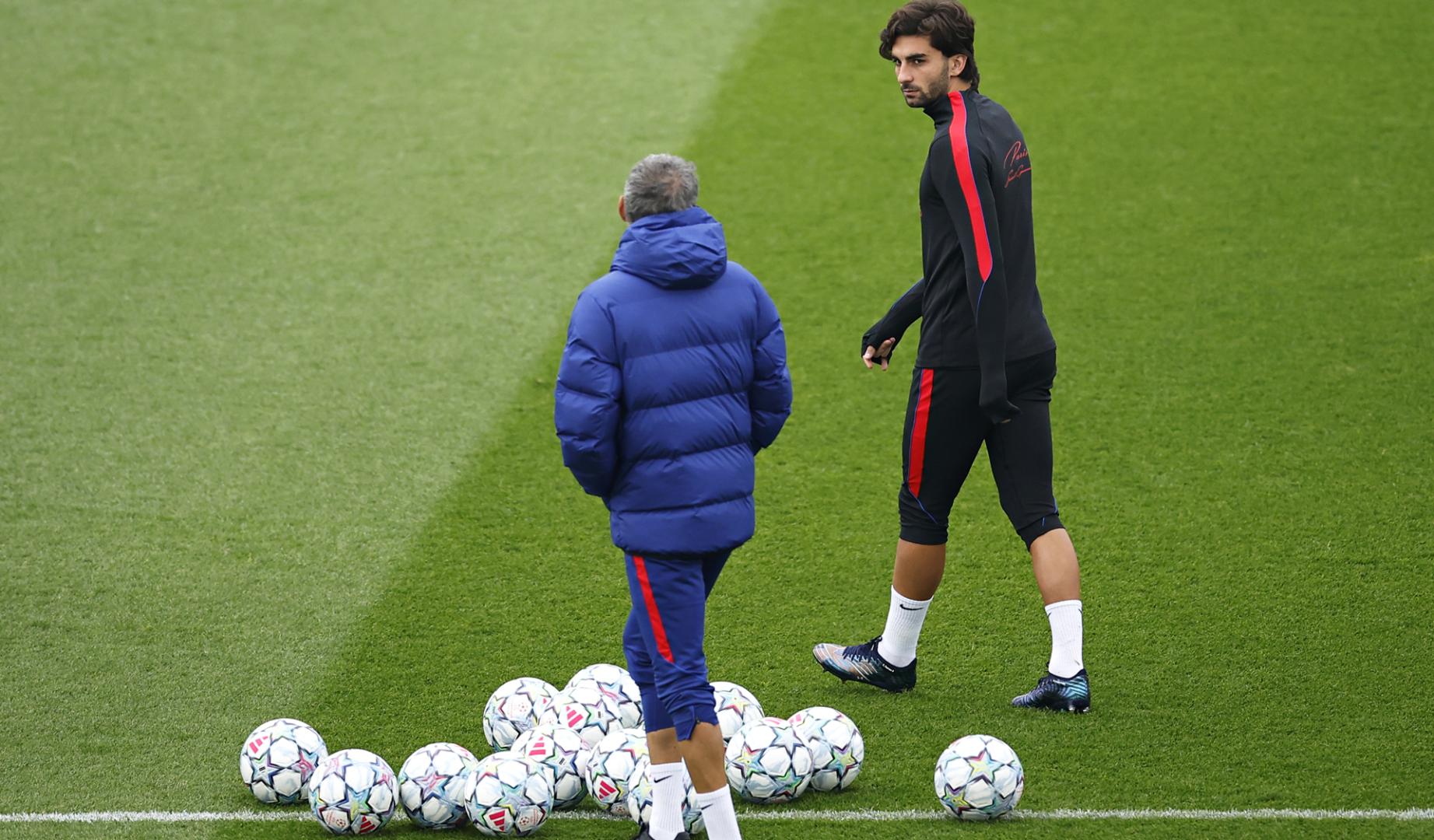 Luis Enrique habla con Ferrán durante el entrenamiento del PSG de este lunes, previo al choque contra el FC Barcelona en la Liga de Campeones