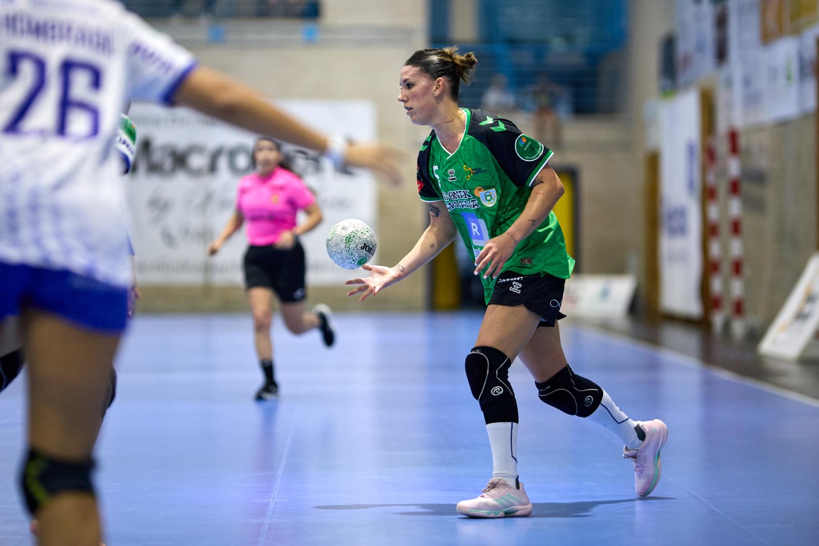 Mica Casasola, con el balón durante el último triunfo del Replasa Beti Onak en Villava frente al KH7 BM Granollers.