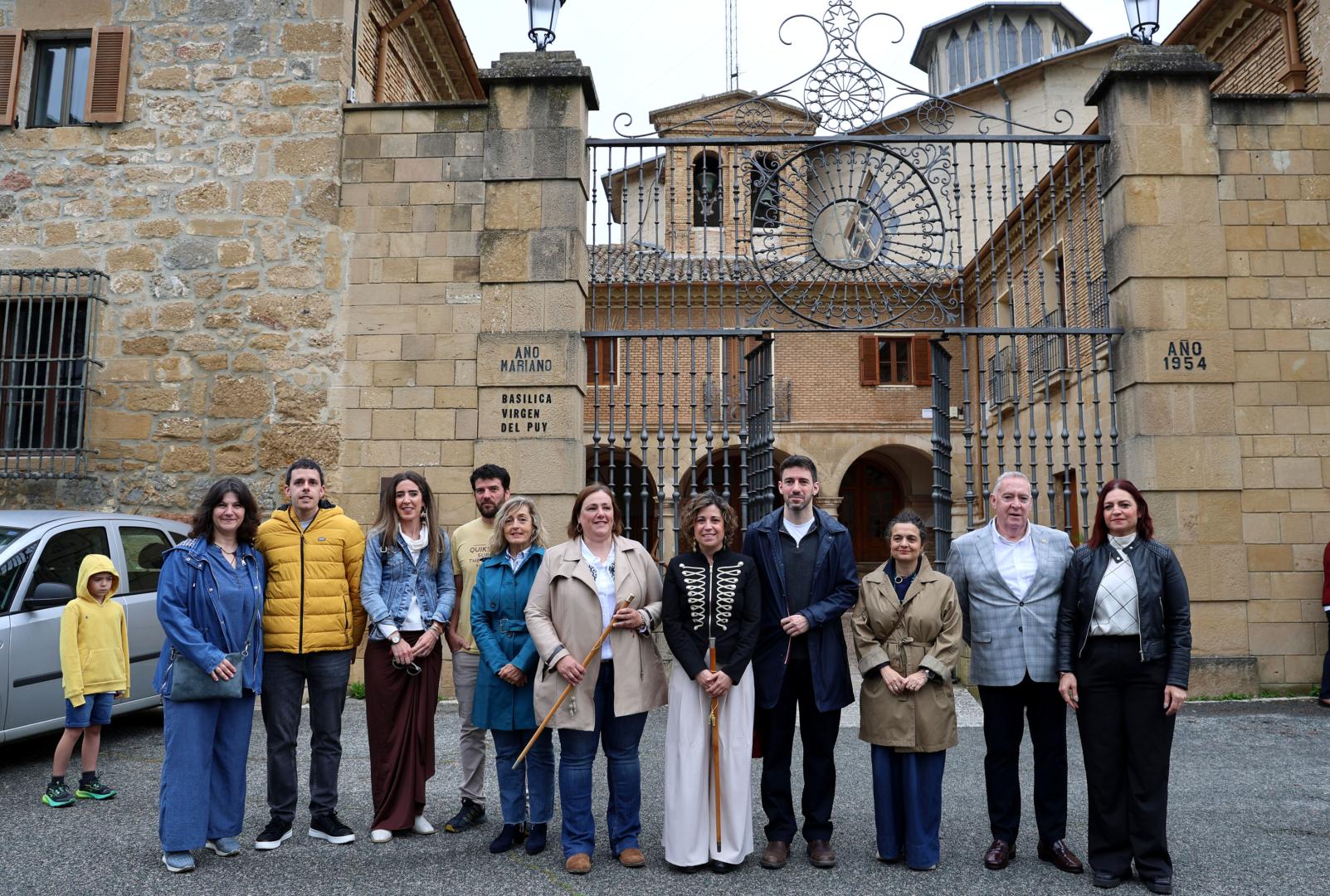 A: Sonia Salsamendi F: 01/05/26 P: entrega de varas L: Estella T: entrega de varas del ayuntamiento de Estella y Villaturta
