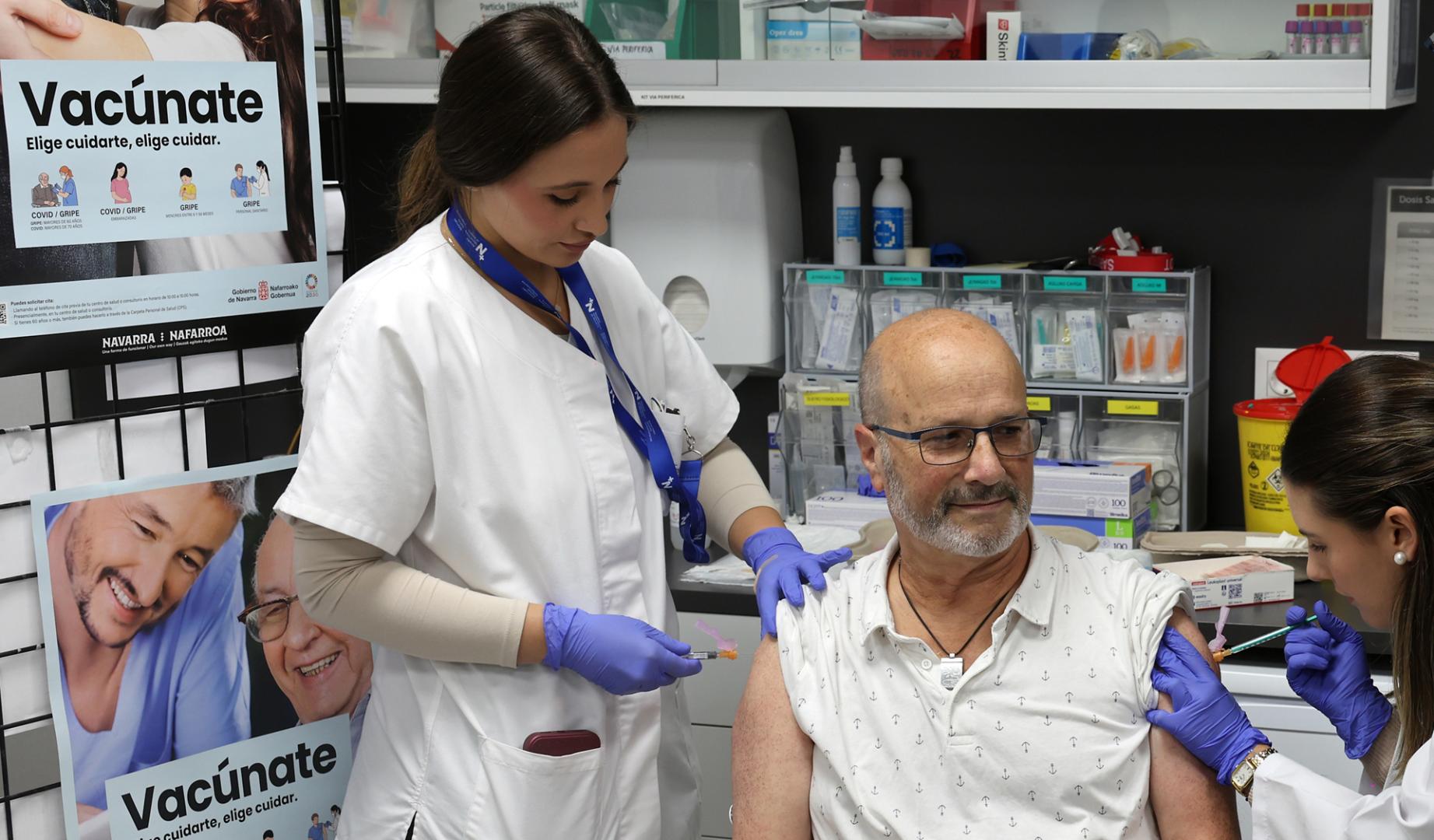 Pedro Ángel García recibe las vacunas de la gripe y la covid en el centro de salud de Lezkairu