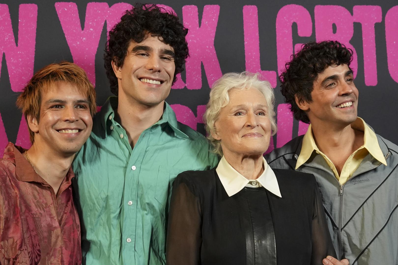 Los directores de 'La bola negra', Javier Calvo y Javier Ambrossi, posan junto a la actriz estadounidense Glenn Close y el director salvadoreño Julio Torres durante la alfombra roja del filme el pasado 15 de octubre en Nueva York