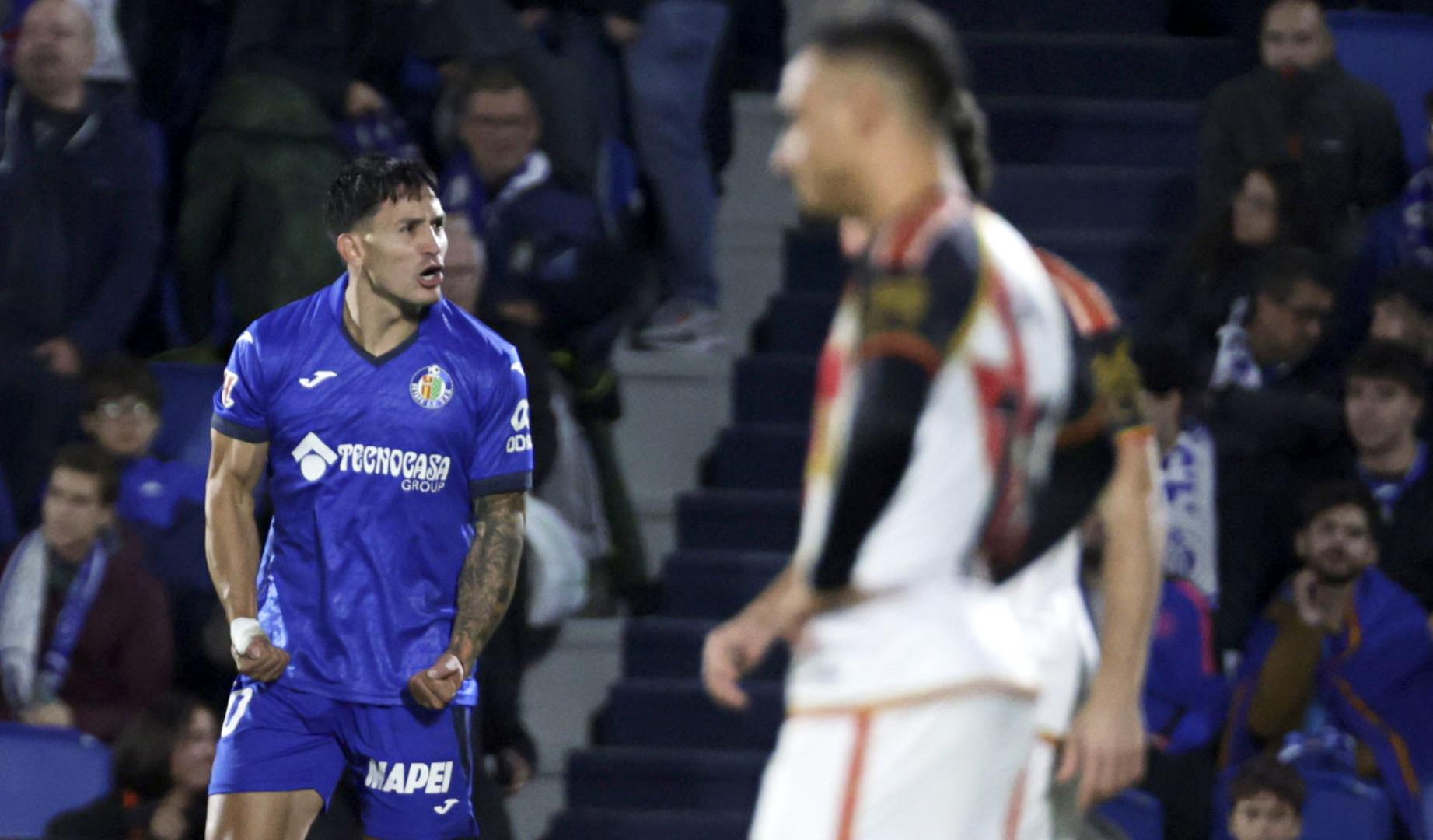 El delantero del Getafe Martín Satriano celebra el empate ante dos rivales del Rayo