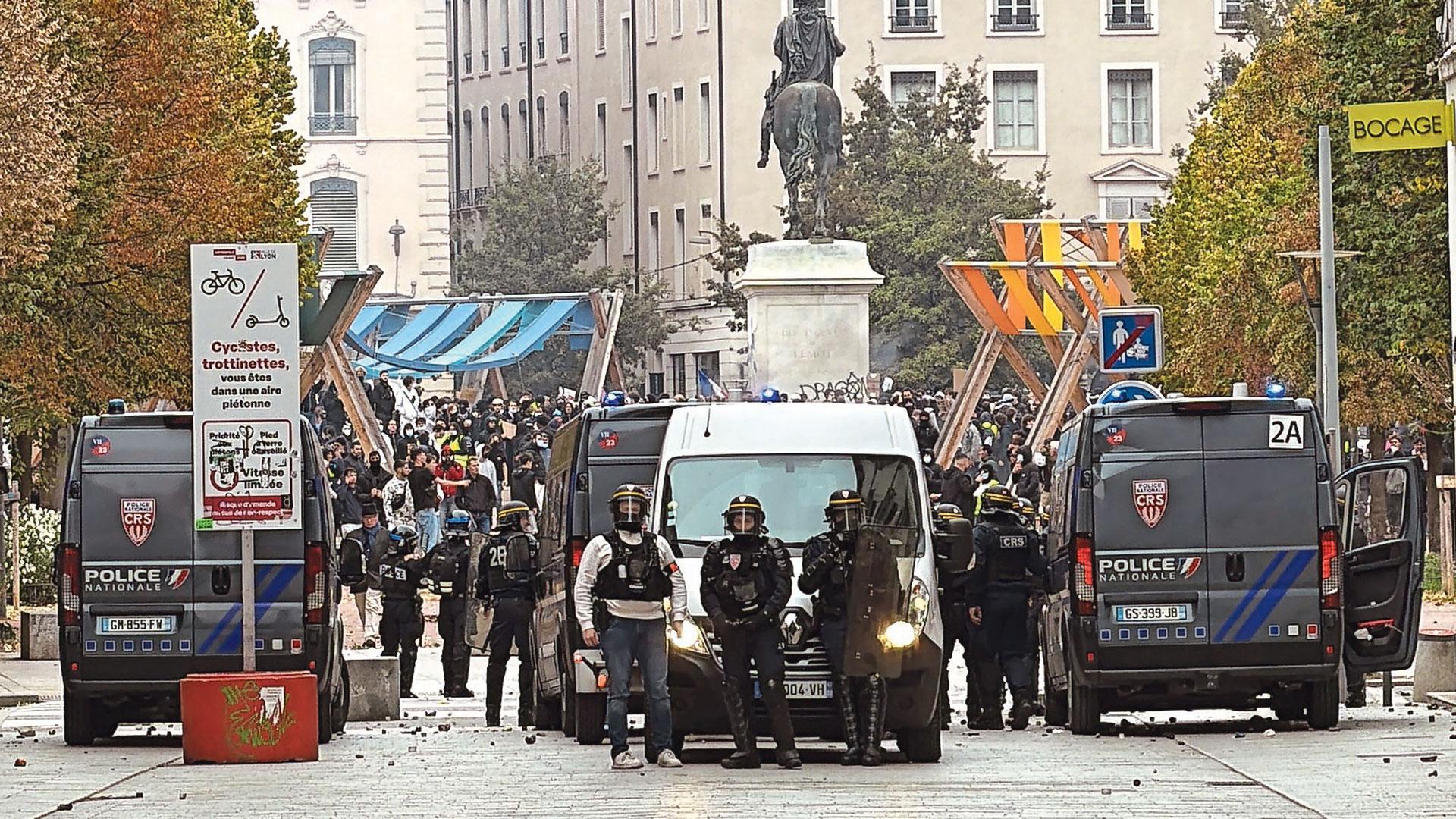 Despliegue policial frente a un grupo de manifestantes en las calles de Lyon, durante las protestas sociales que se sucedieron el sábado