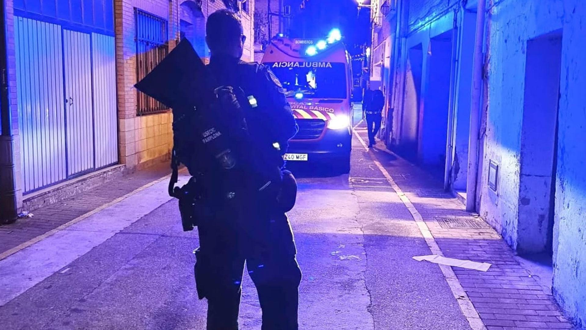Una ambulancia y un agente de la Guardia Civil