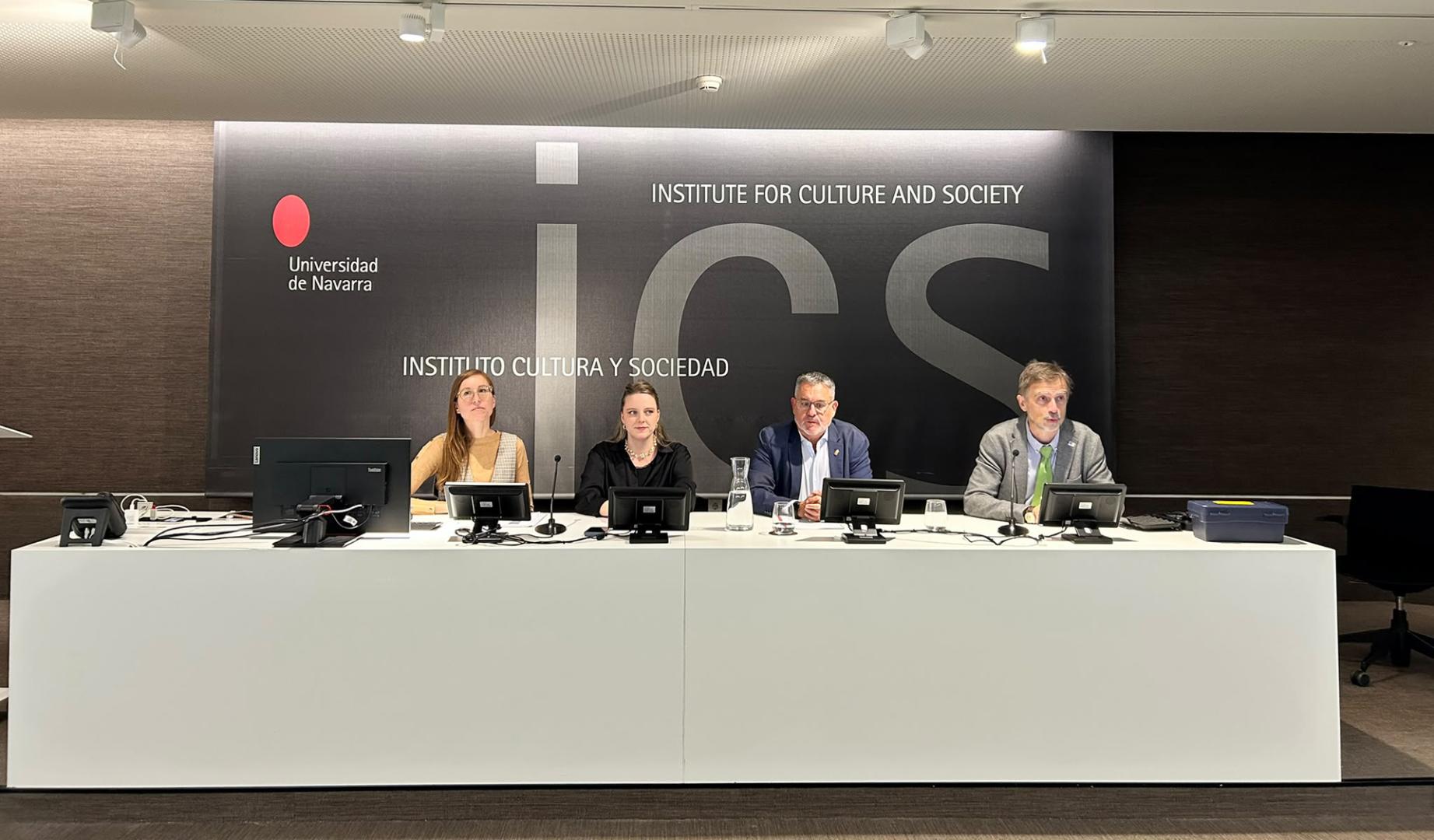 El consejero García en la presentación de las becas en la Universidad de Navarra