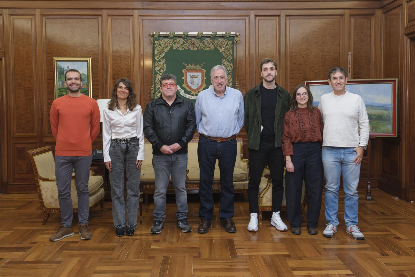 De izquierda a derecha, los concejales Íñigo Gómez y Maider Beloki; el presidente de La Pamplonesa, Jose Javier Zazpe Calvo; Joseba Asiron; el vicepresidente, Aingeru Otxotorena Labairu; la coordinadora Lurdes López Salinas.y el vocal Rubén Velasco Azcona