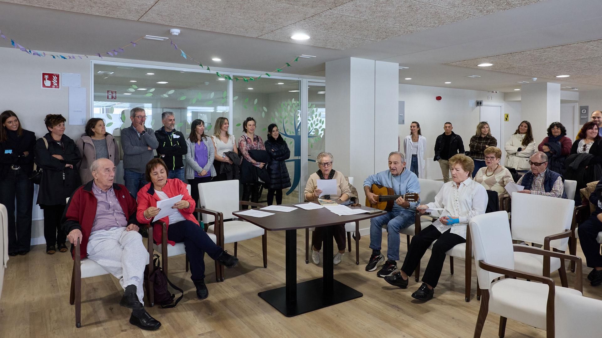 Durante el acto de inauguración usuarios y familiares del centro de día han entonado la canción de 'Clavelitos', acompañados a la guitarra por Enrique Jimeno Velasco, uno de los usuarios