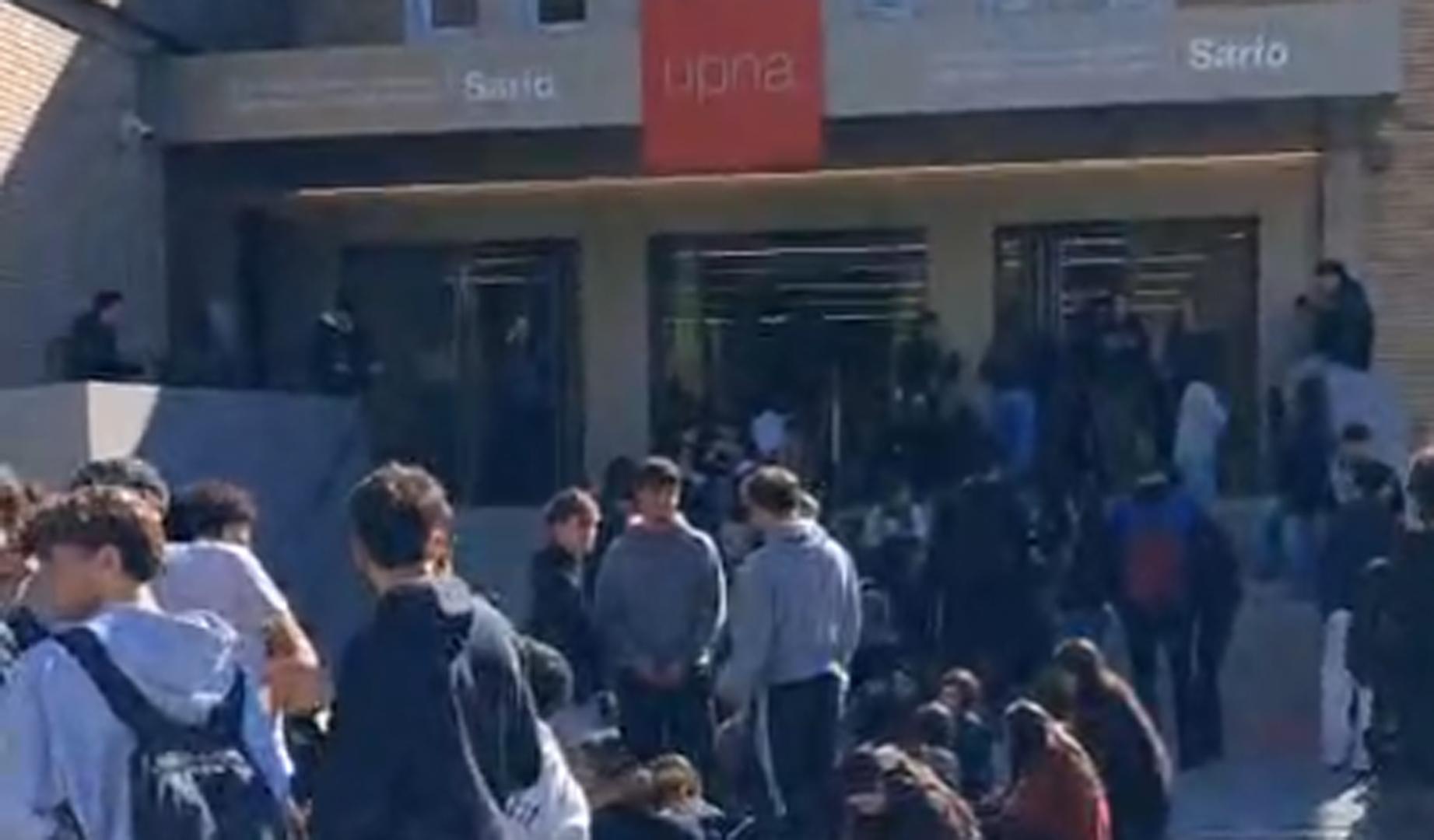 Vídeo de la larga cola para comprar entradas de la Carpa de la UPNA que da la vuelta al Sario