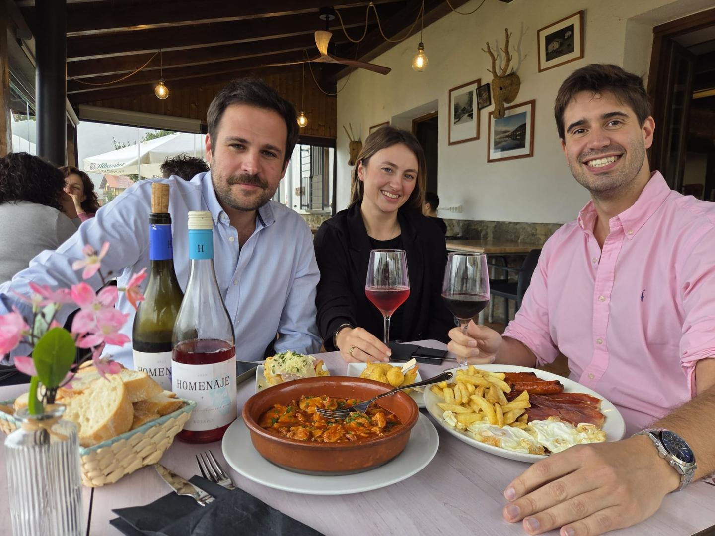 Nueva gestión en el Hostal Etxeberri de Eugi. Desde la izda., Pablo López Reclusa (socio), Carlota González Saavedra (trabajadora) y Gonzalo Barricarte Asiain (socio), en un almuerzo de manitas, huevos, jamón y chistorra