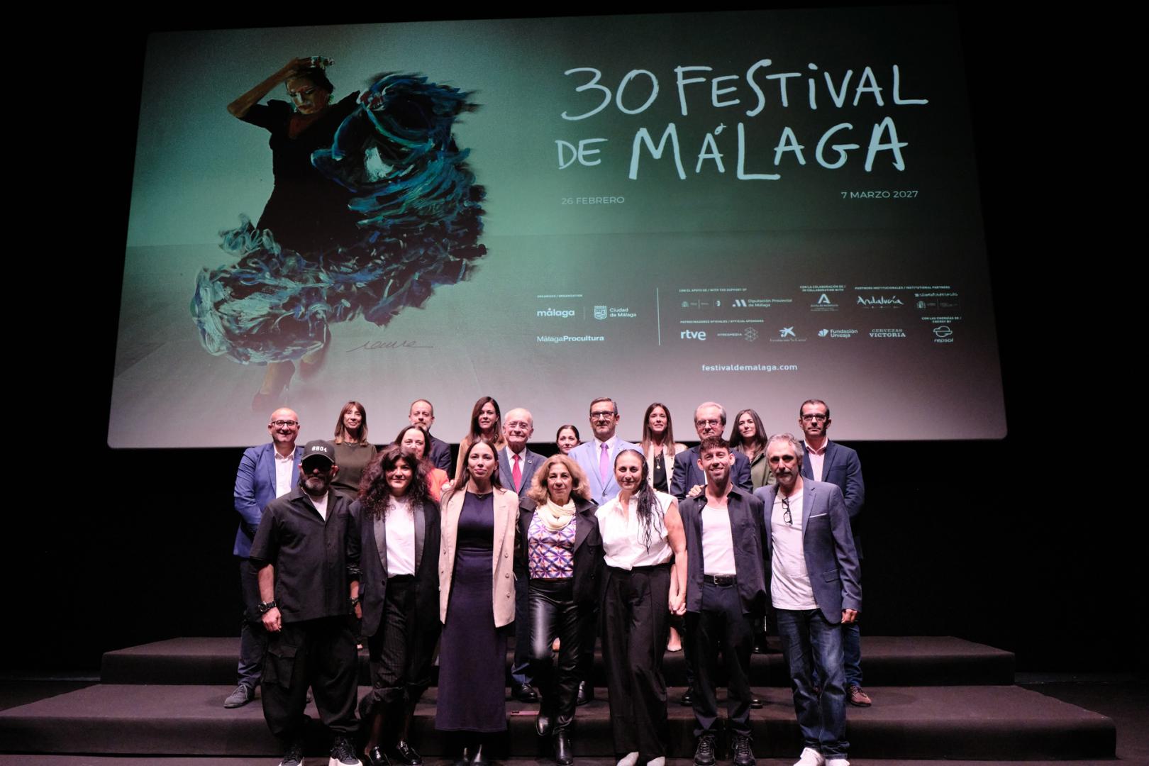 Foto de familia al final de la presentación del Cartel del Festival de Cine de Málaga 2027 en la que han participado el alcalde de Málaga, Francisco de la Torre, el director del festival, Juan Antonio Vigar, la artista Lolita Flores, Ana Saura, hija de Carlos Saura y el artista Javier Calleja, entre otros, este martes en el Teatro Echegaray de la ciudad