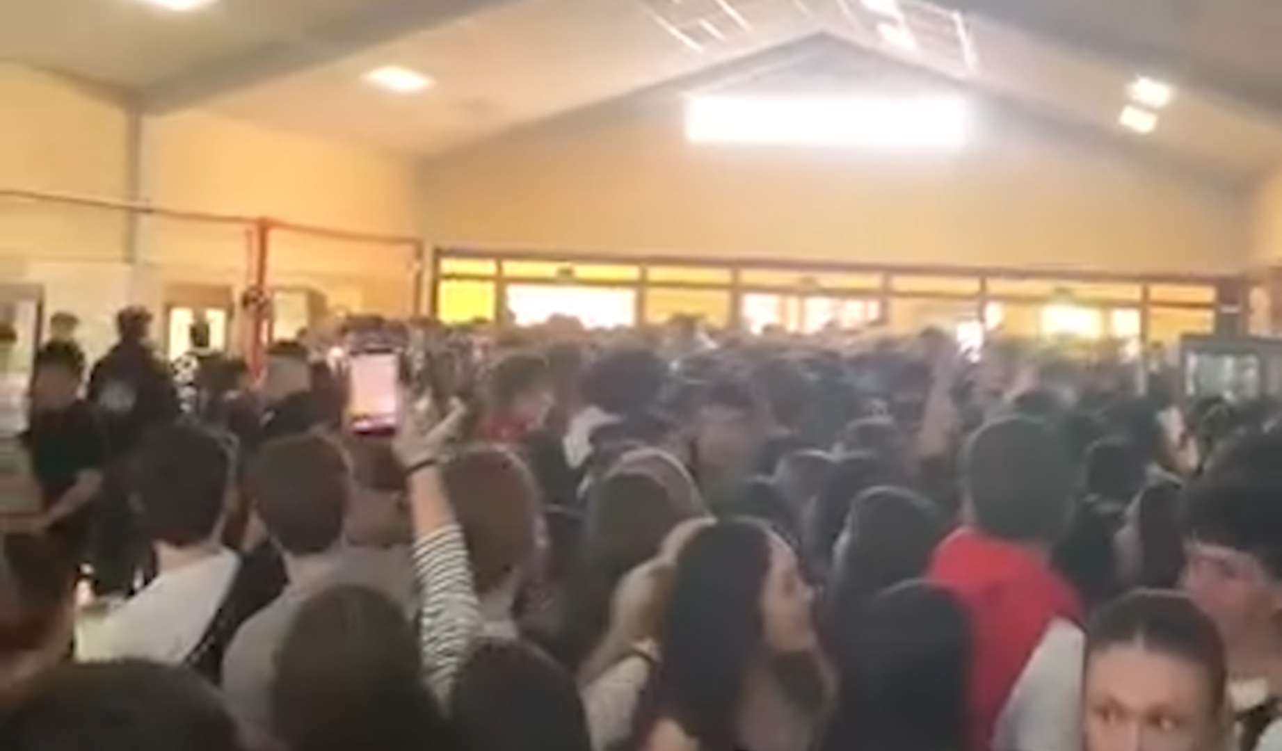 Aglomeración de personas durante la venta presencial de entradas para la Carpa Universitaria, este martes en el edificio de El Sario, en Pamplona.