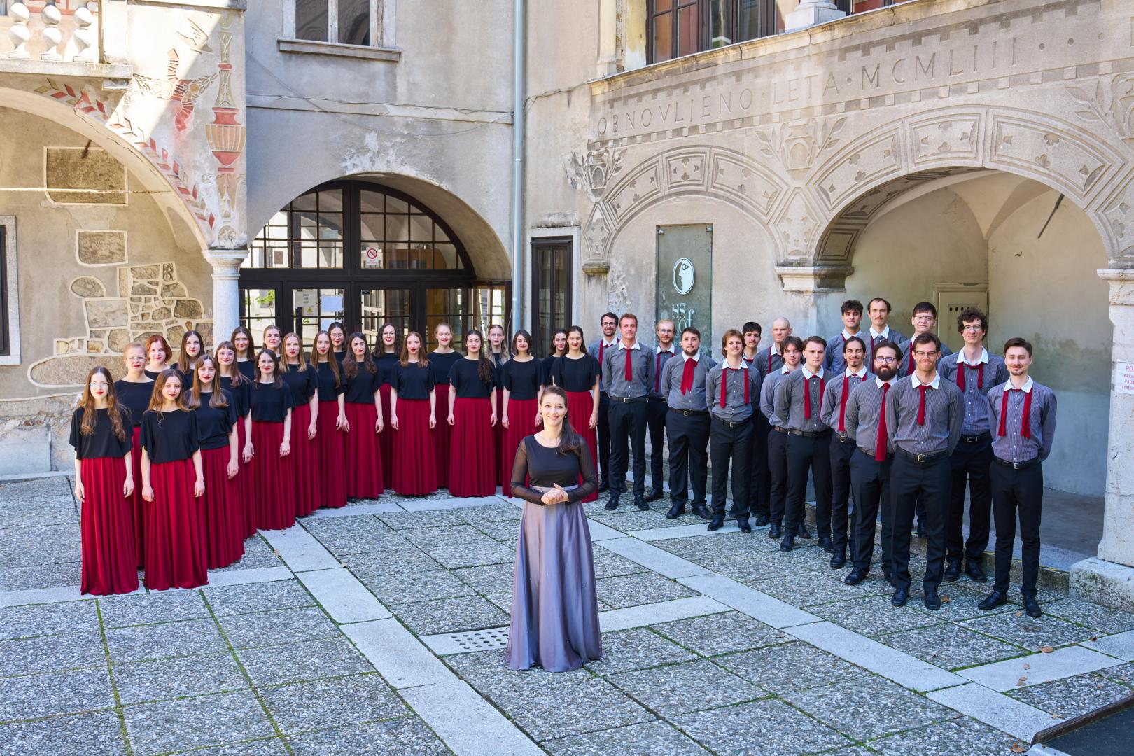 El Coro Académico Choir Tone Tomsic de Letonia.