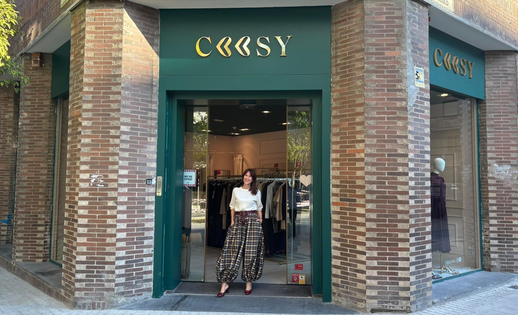 Ainara Martín Elizalde, en la puerta de su establecimiento de moda Coosy en la calle Alhondiga de Pamplona