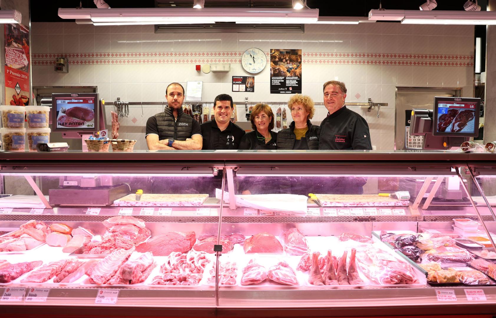 Desde la dcha., Jesús Mª Jaime, Margari Orive, Angelines Aoiz, Joseba Sanz y Jesús Jaime en la carnicería en la que trabajan los cinco