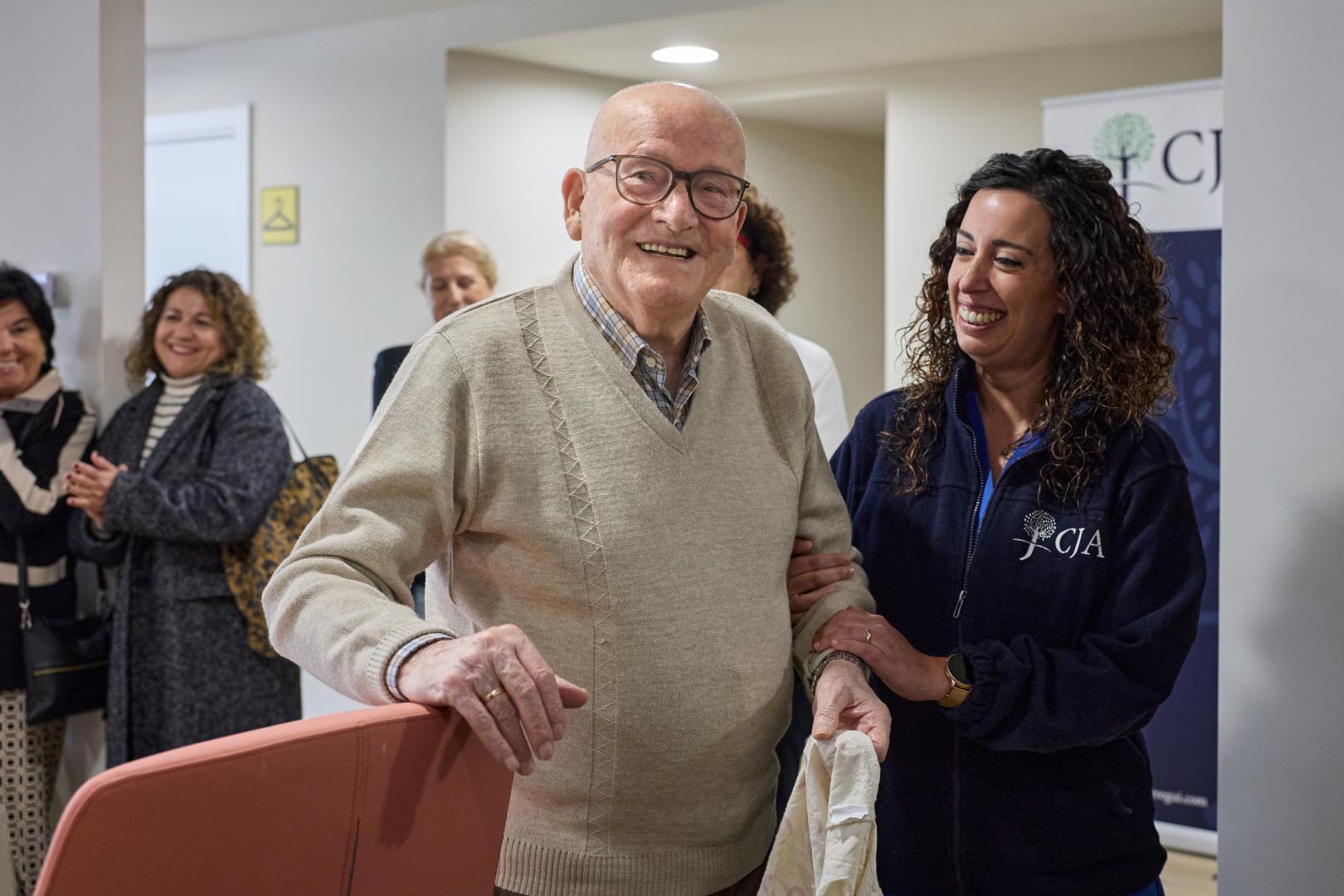 Francisco Expósito recibió con una sonrisa a los asistentes al acto inaugural del nuevo centro de Josefina Arregui en Pamplona.