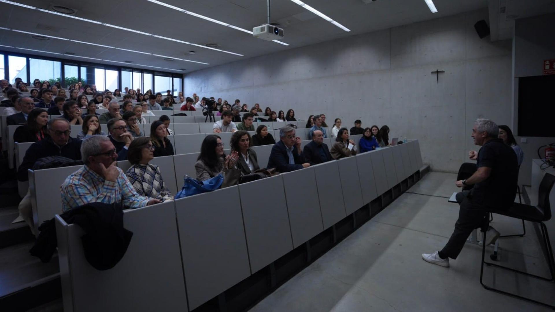 El aula 5 de la Facultad de Comunicación acogió la jornada ‘Contar el Terror: La vida después’