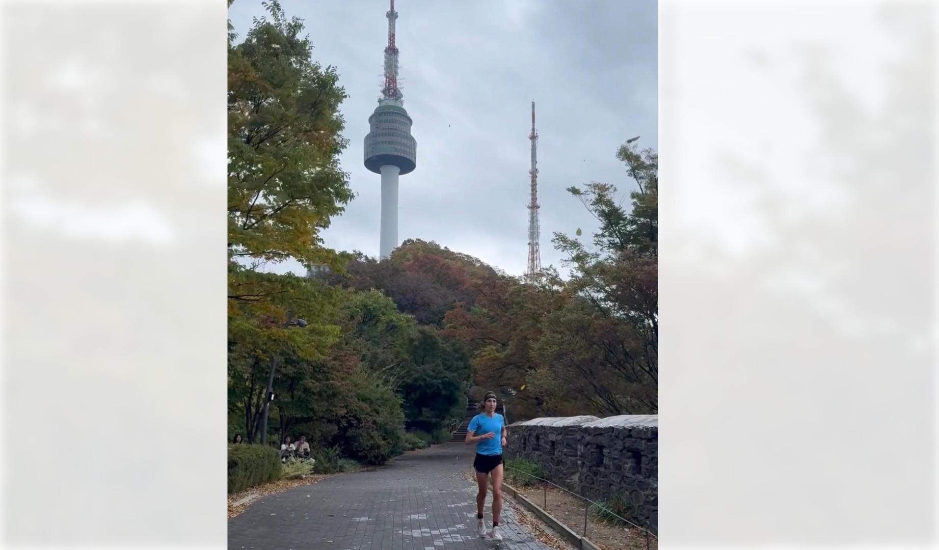La burladesa Naiara Irigoyen Indave, corriendo por Seúl con la N Seoul Tower a sus espaldas