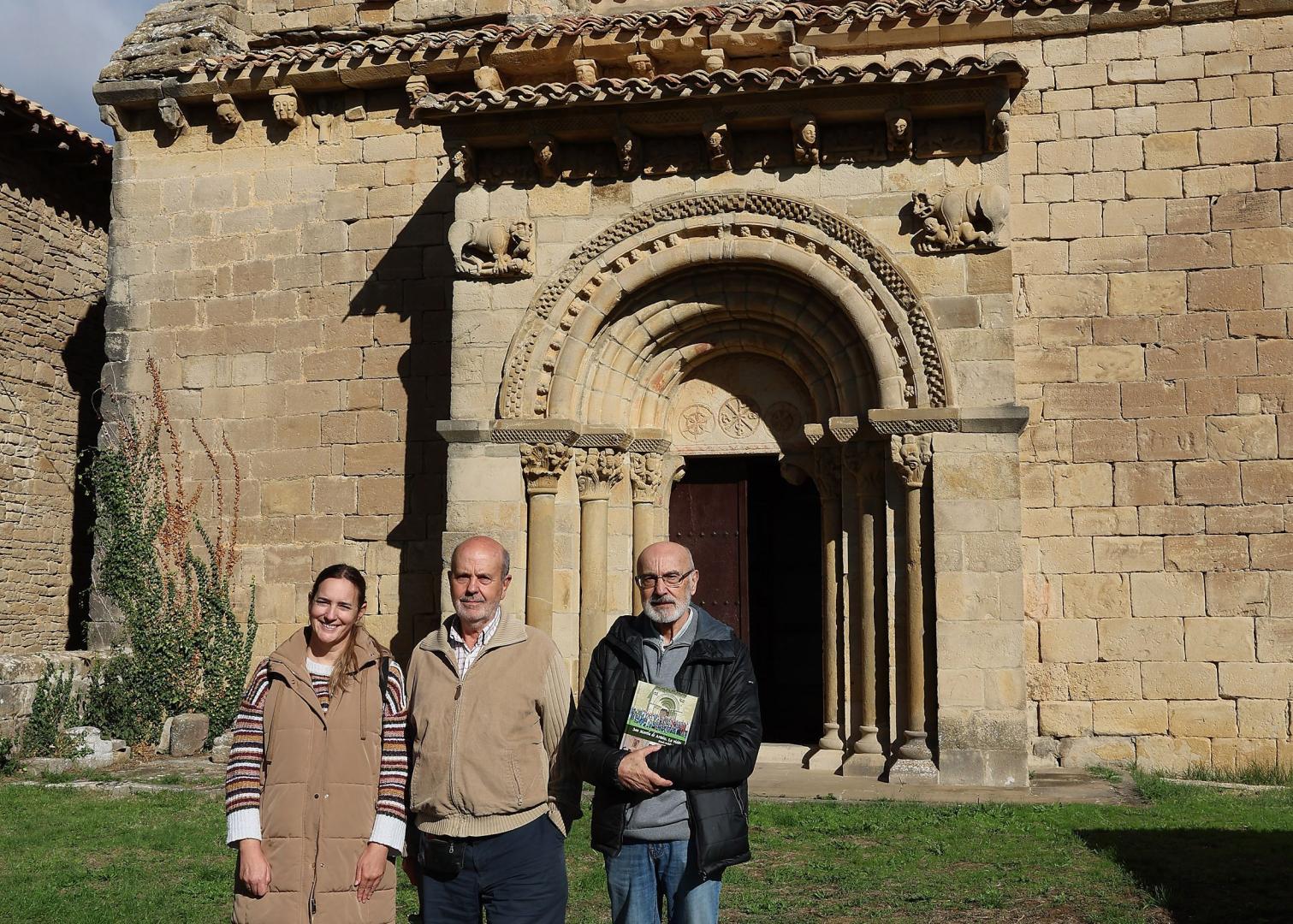 Desde la izda., Amaya Flores, Luis Mª Cabodevilla y Simeón Hidalgo, ante la iglesia de San Martín de Artaiz. Arriba, detalle de testigos de yeso colocados para estudiar grietas, también agrietados
