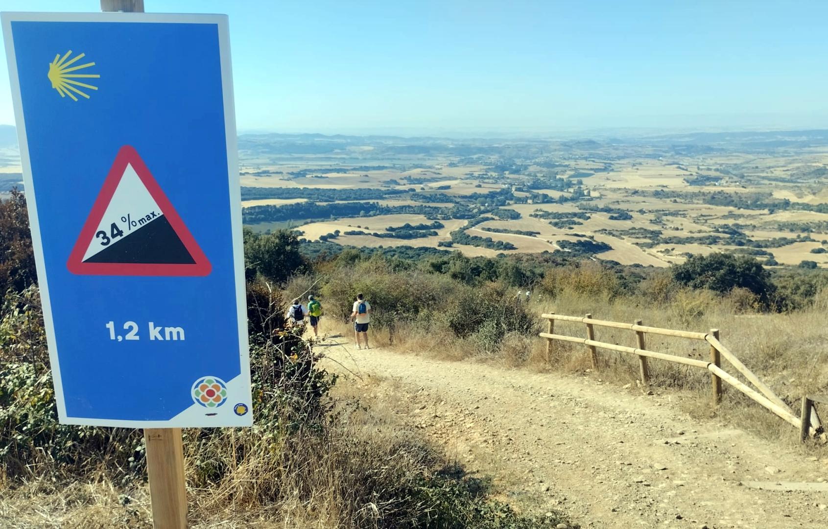 Vista del descenso hacia Obanos, tras coronar el alto de El Perdón, en el recorrido de la nueva La Cizur-Gares