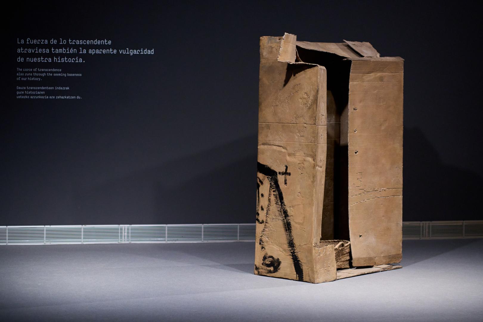 'Composició amb Cistella', de Antoni Tàpies, escultura en bronce con pátina dorada, pintada con óleo, que se muestra como algo pobre, frágil y vulgar.