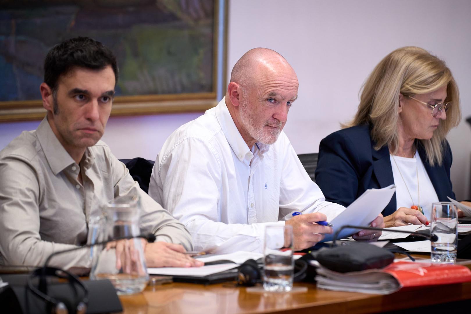Ángel Ansa, Javier Esparza e Isabel Olave, de UPN, durante el debate en comisión de la ley