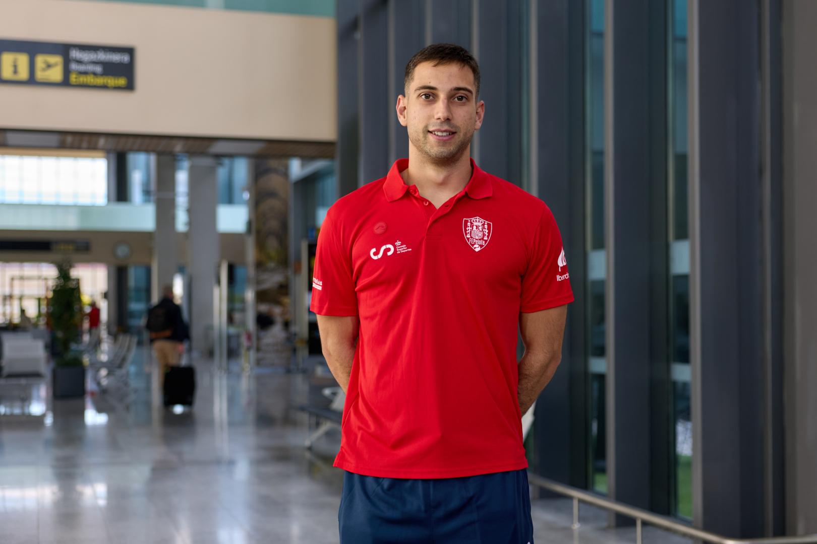 Luis Sánchez, en la salida de la expedición desde el aeropuerto de Pamplona.