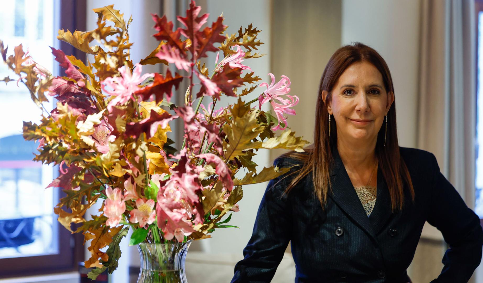 Dolores Redondo posa para los medios con motivo de su nuevo libro, 'Todas las noches, todas las ciudades', perteneciente al universo literario de 'Los Valles Tranquilos', este martes en Madrid